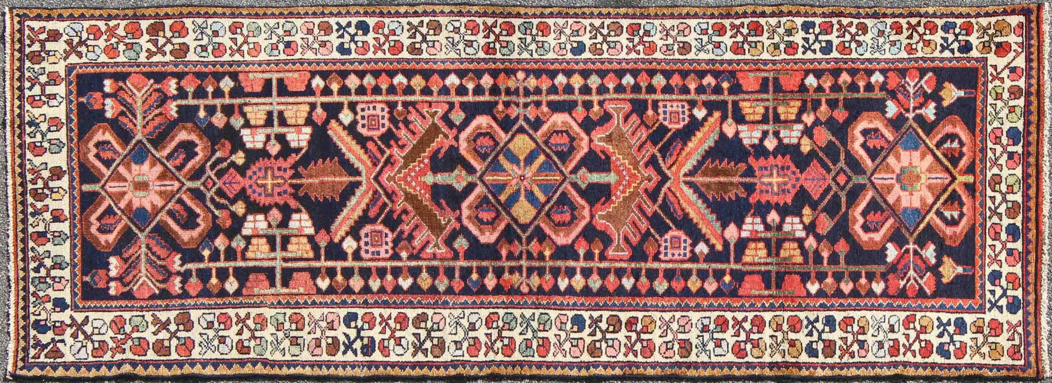 Tribal Midcentury Persian Hamedan Rug in Mitternachtsblau, Rot, Grün und Braun (Wolle) im Angebot