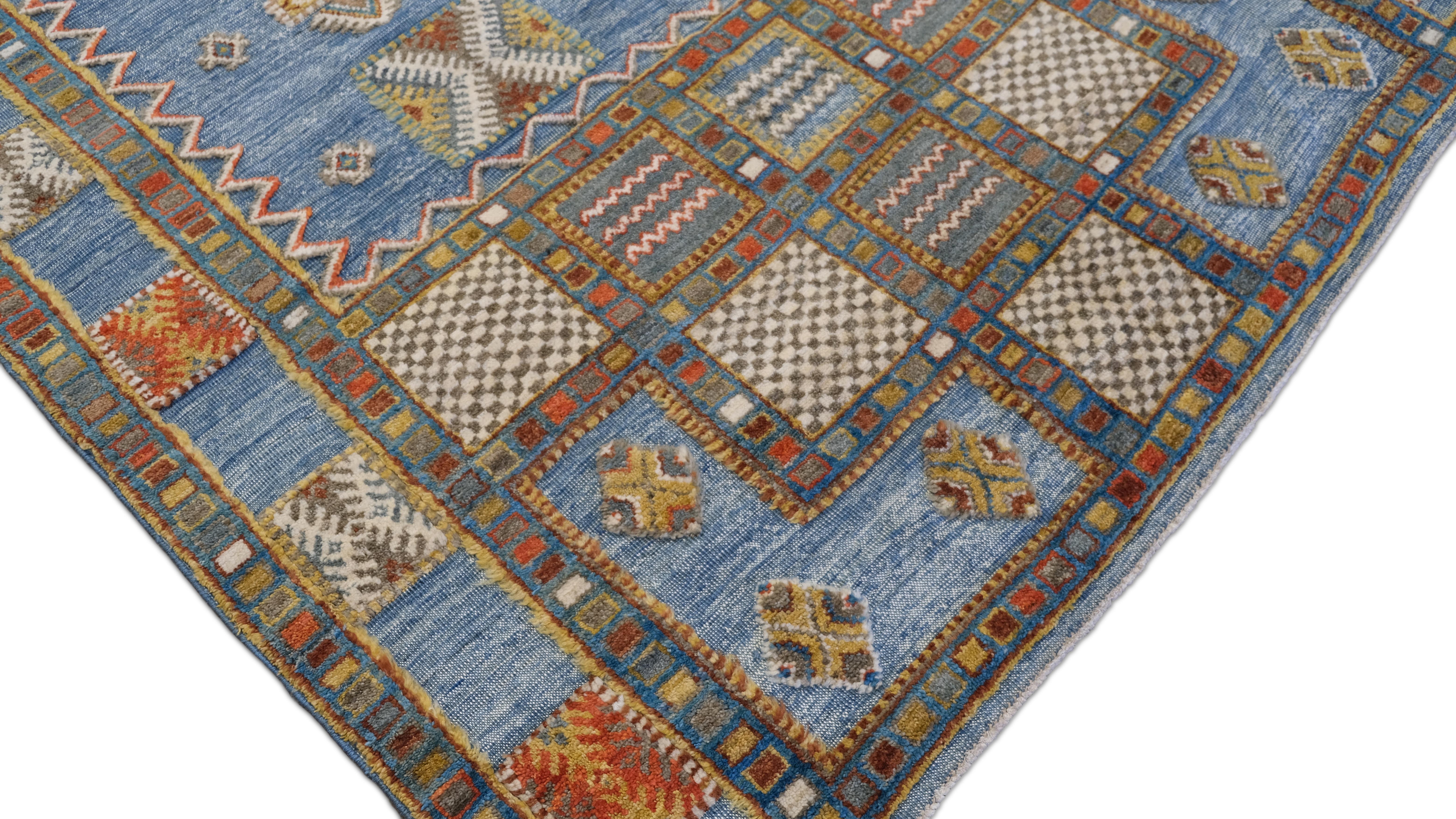 Esta exquisita alfombra de lana anudada a mano muestra una magistral mezcla de motivos tribales y arte geométrico, reflejo de las arraigadas tradiciones de la rica artesanía. El diseño presenta un panel central adornado con intrincados medallones de