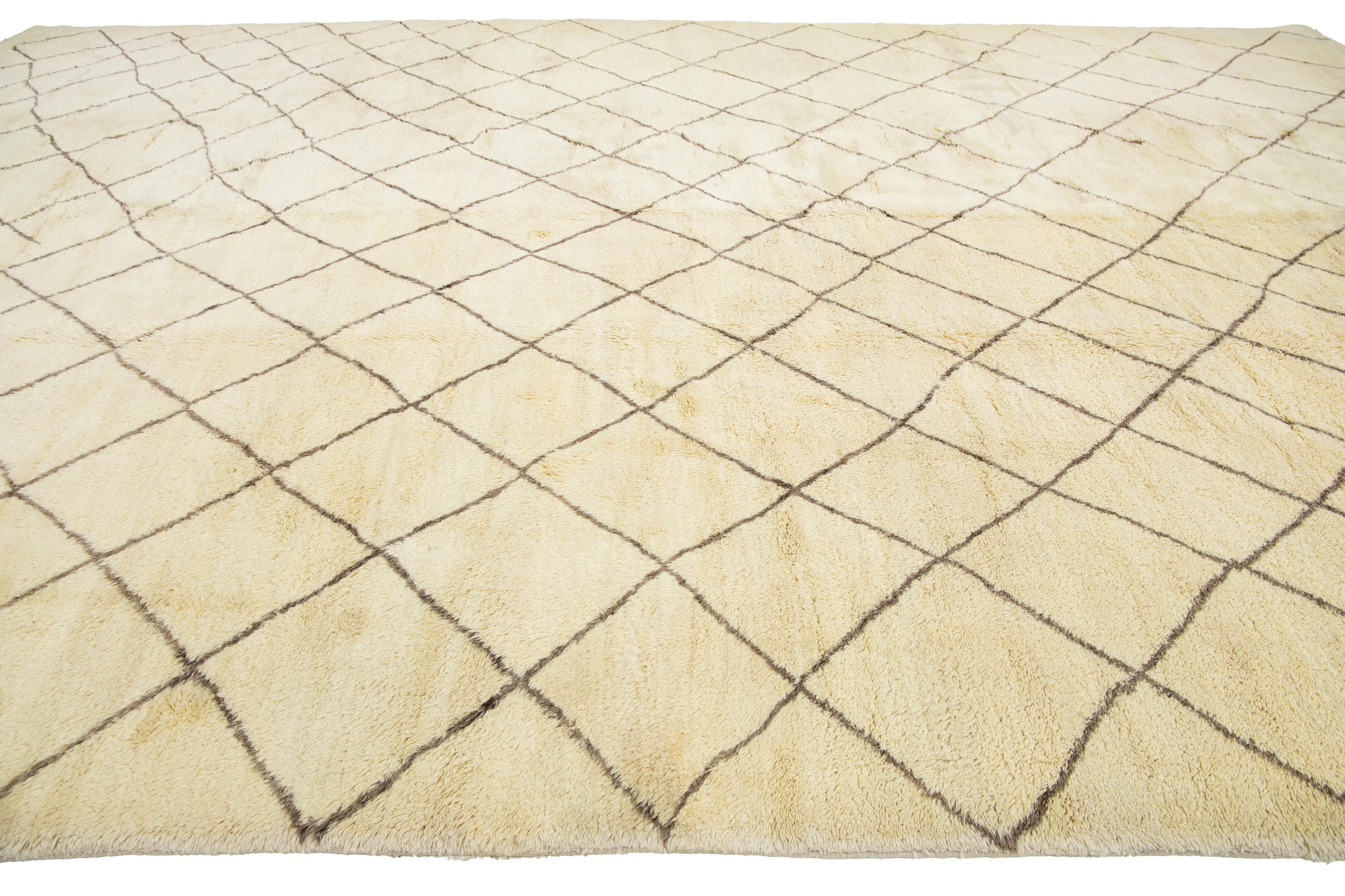 Moderner Oversize-Wollteppich im marokkanischen Stammesstil in Beige-Farbe im Angebot 2