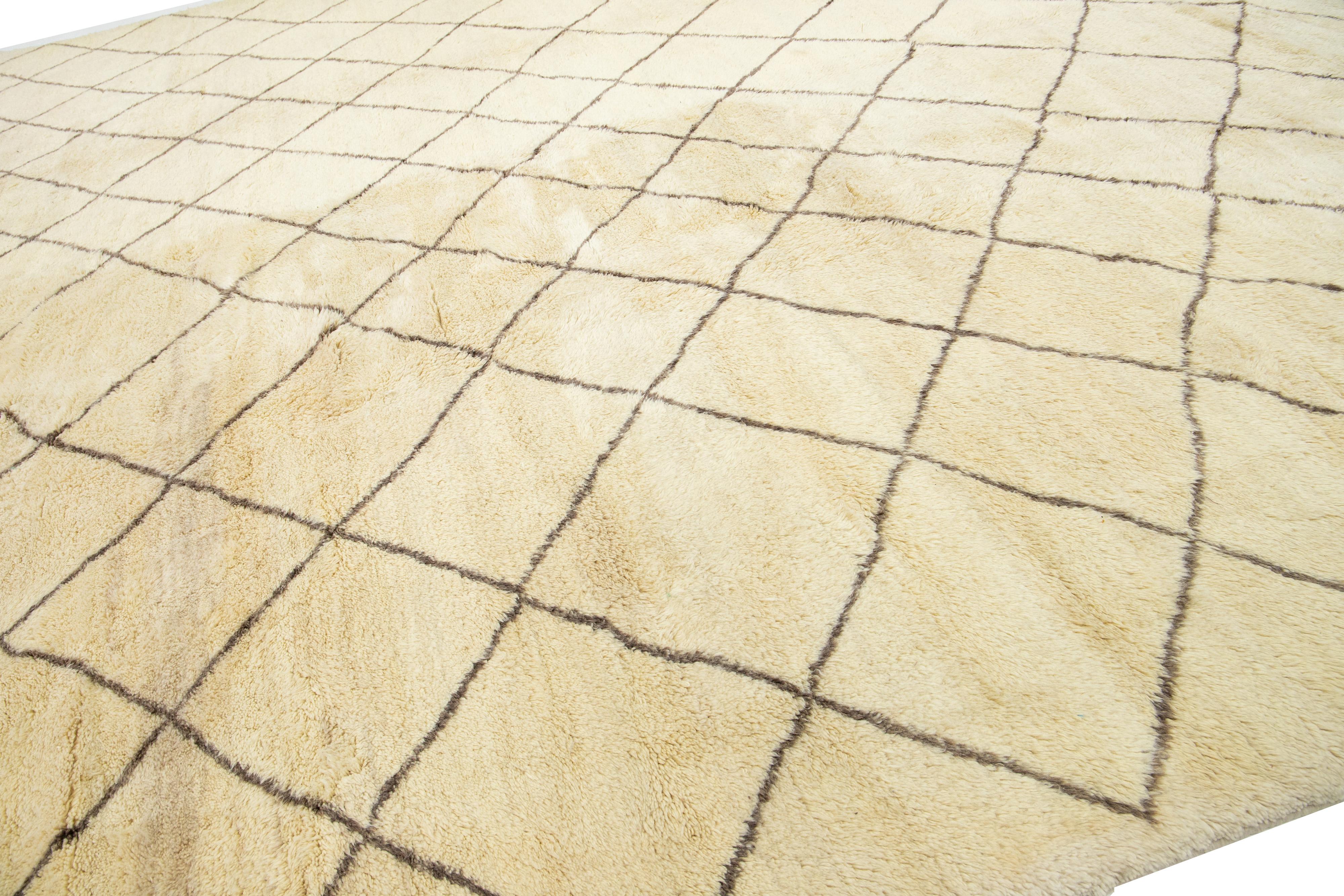 Moderner Oversize-Wollteppich im marokkanischen Stammesstil in Beige-Farbe im Angebot 3