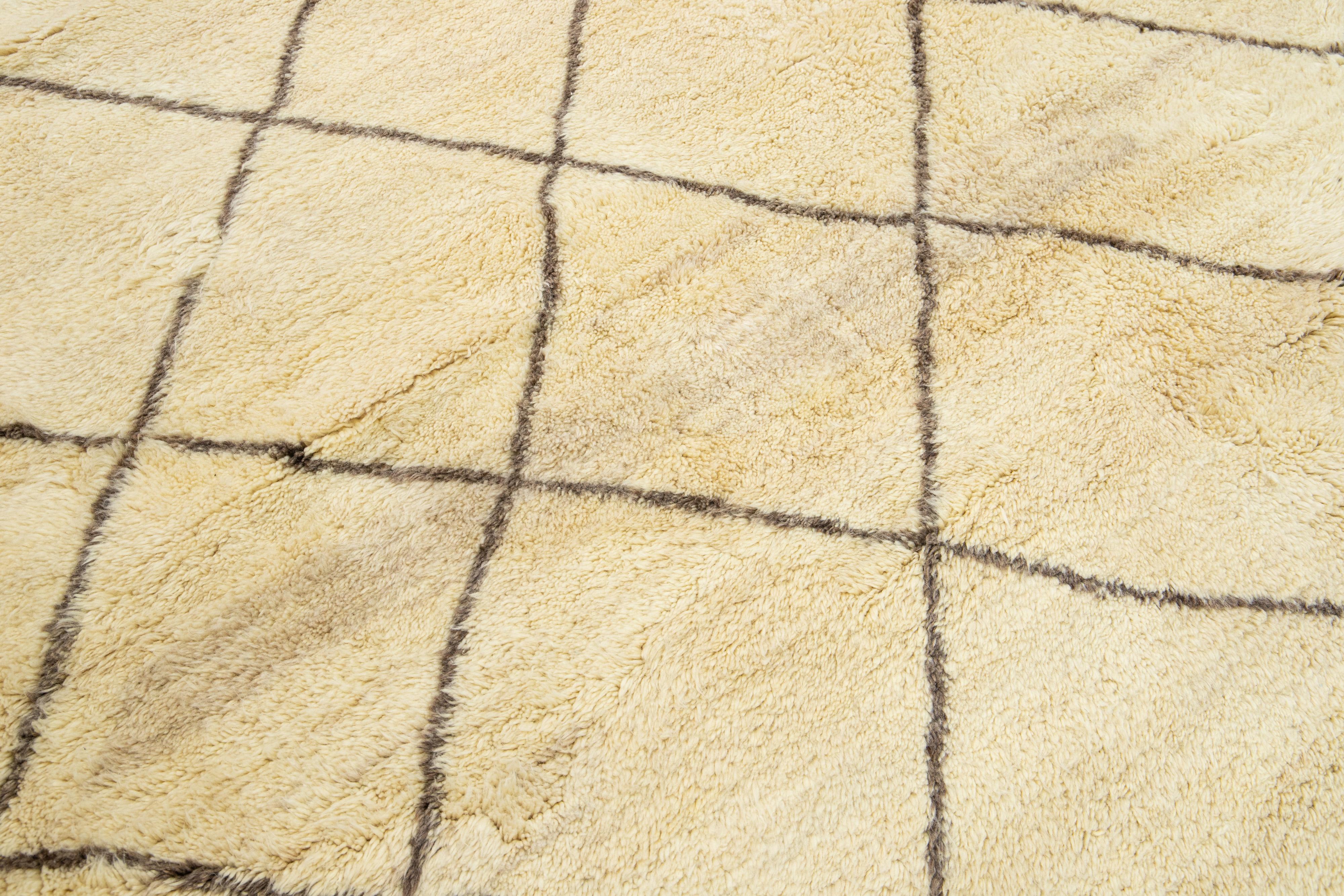 Moderner Oversize-Wollteppich im marokkanischen Stammesstil in Beige-Farbe (Organische Moderne) im Angebot