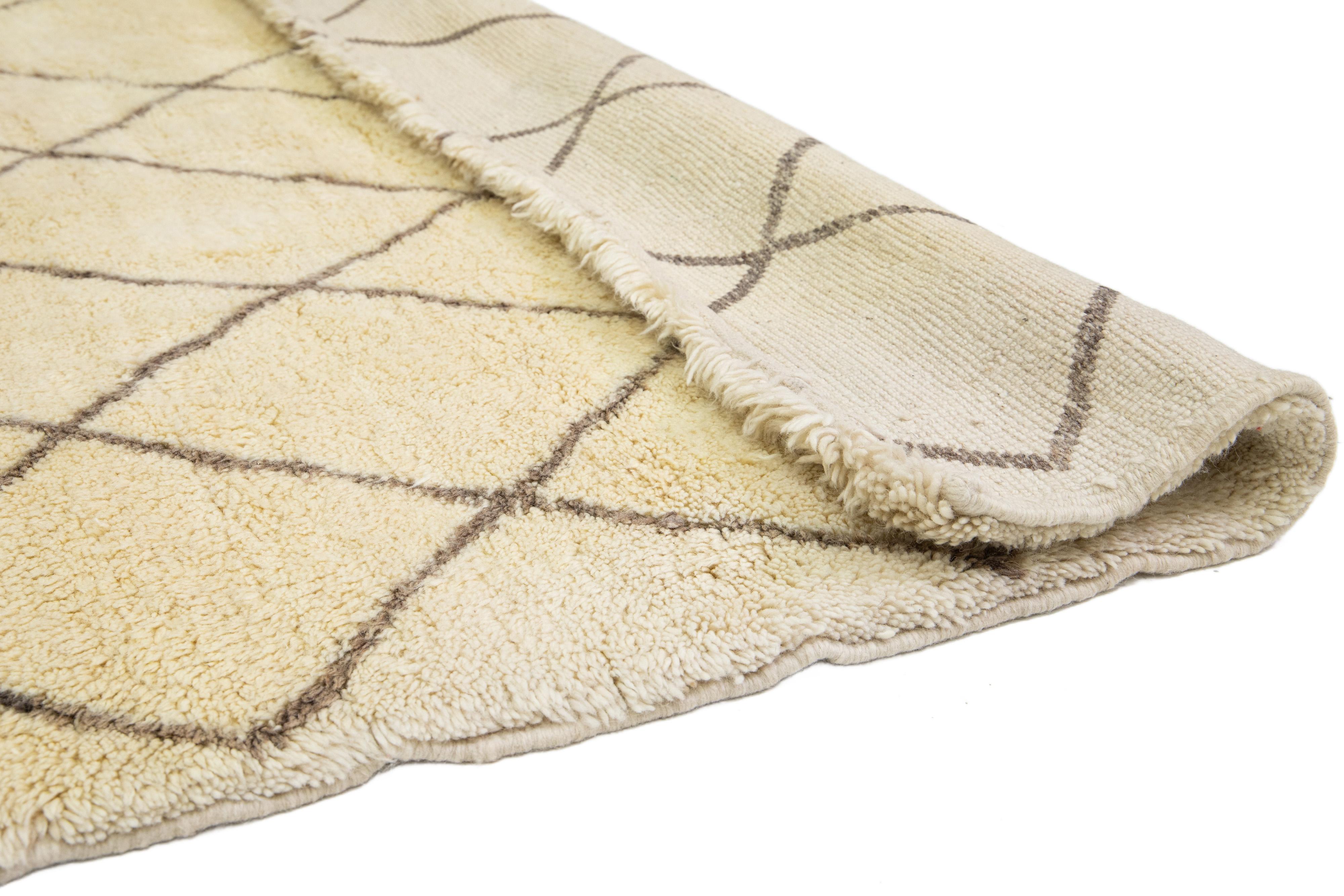 Moderner Oversize-Wollteppich im marokkanischen Stammesstil in Beige-Farbe (Indisch) im Angebot