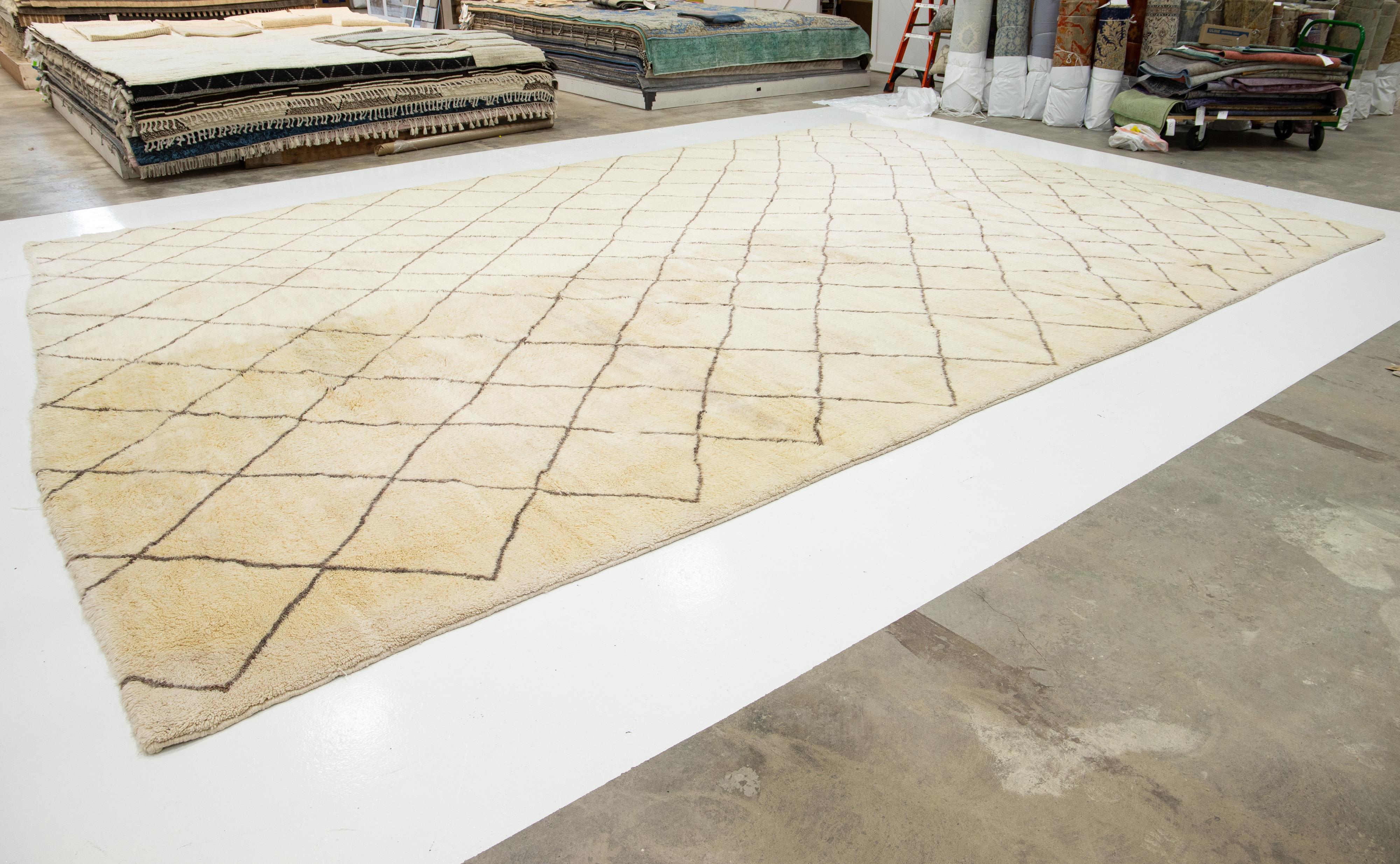 Moderner Oversize-Wollteppich im marokkanischen Stammesstil in Beige-Farbe (Handgeknüpft) im Angebot