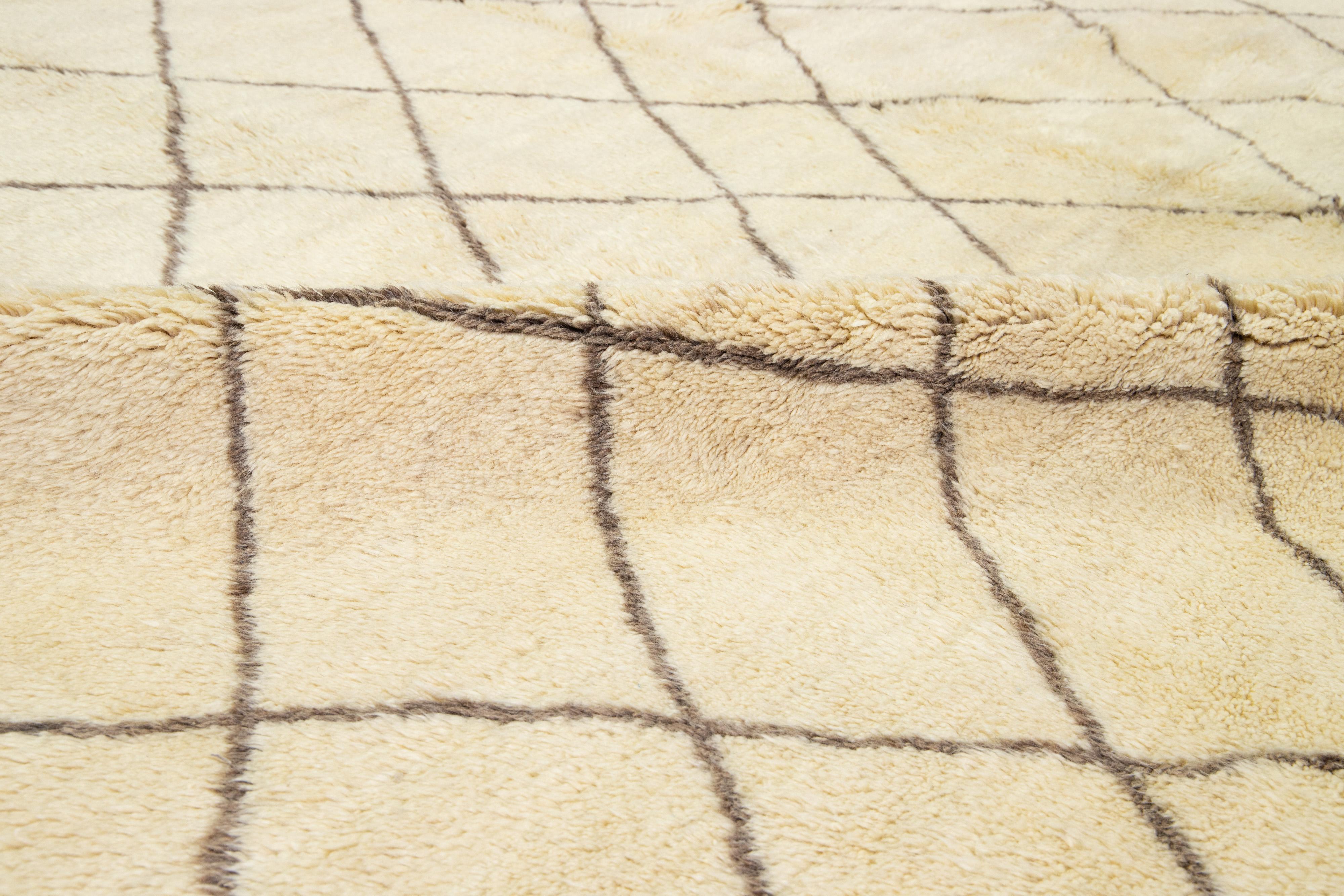Moderner Oversize-Wollteppich im marokkanischen Stammesstil in Beige-Farbe im Zustand „Neu“ im Angebot in Norwalk, CT