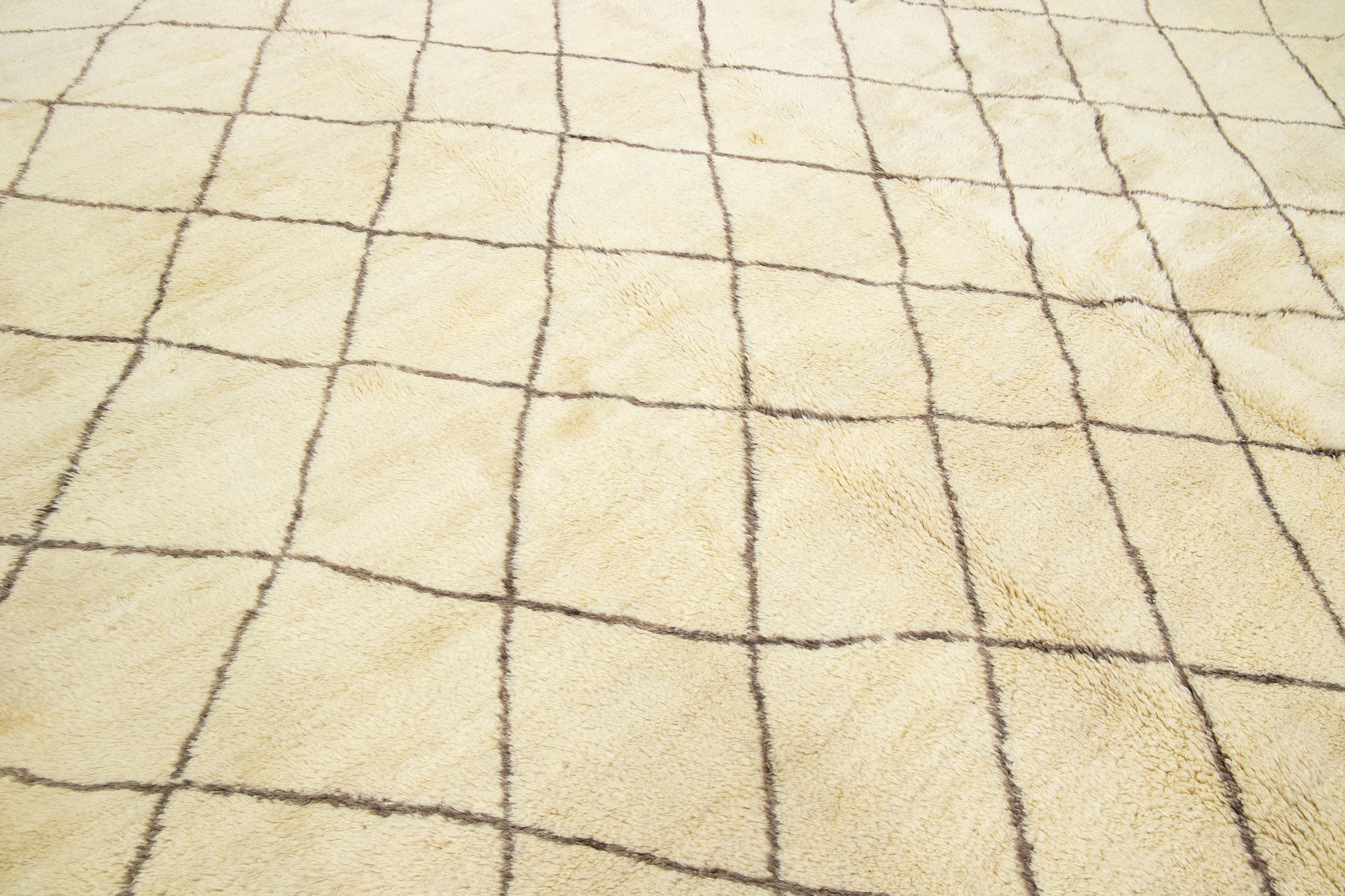 Moderner Oversize-Wollteppich im marokkanischen Stammesstil in Beige-Farbe (21. Jahrhundert und zeitgenössisch) im Angebot