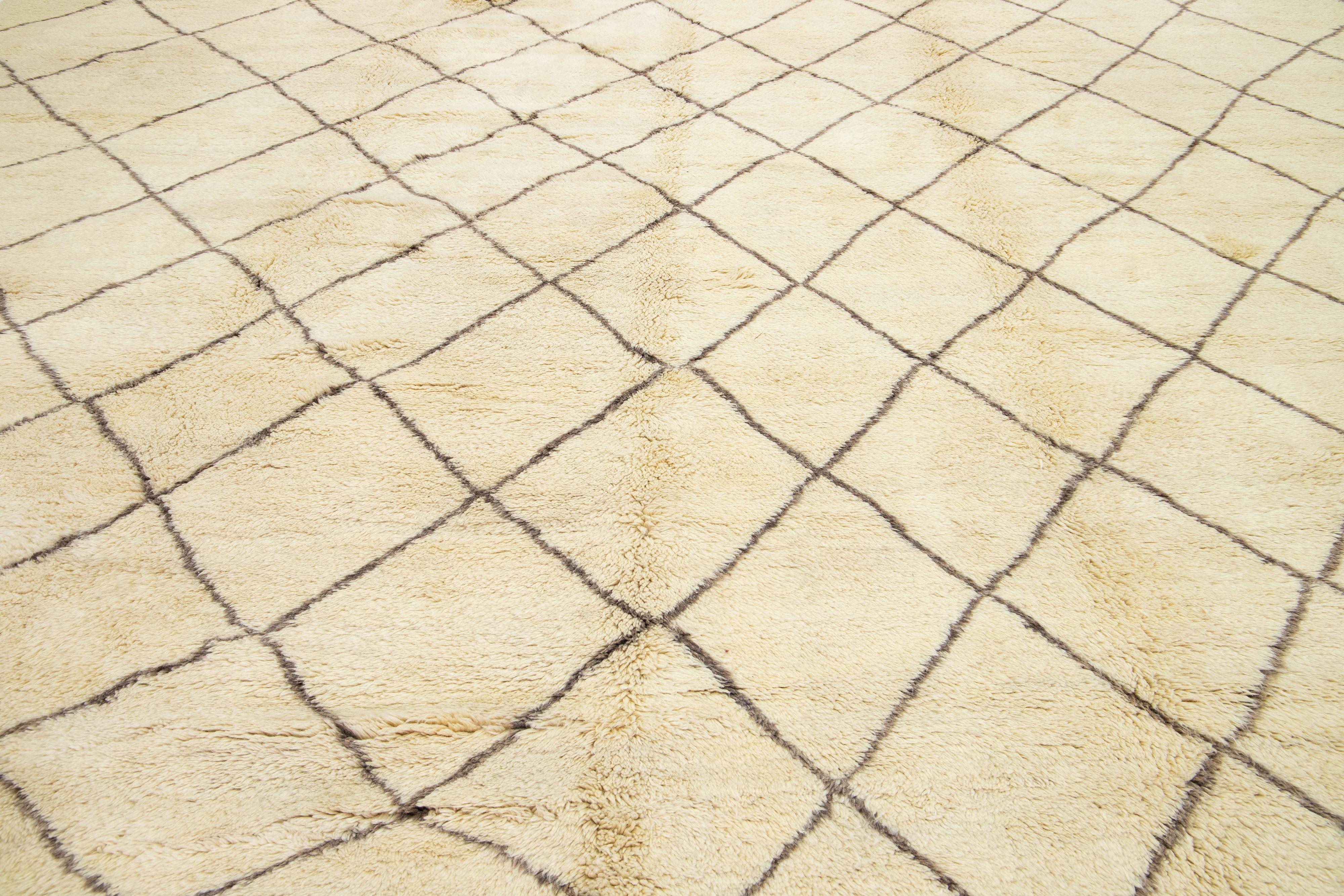 Moderner Oversize-Wollteppich im marokkanischen Stammesstil in Beige-Farbe (Wolle) im Angebot