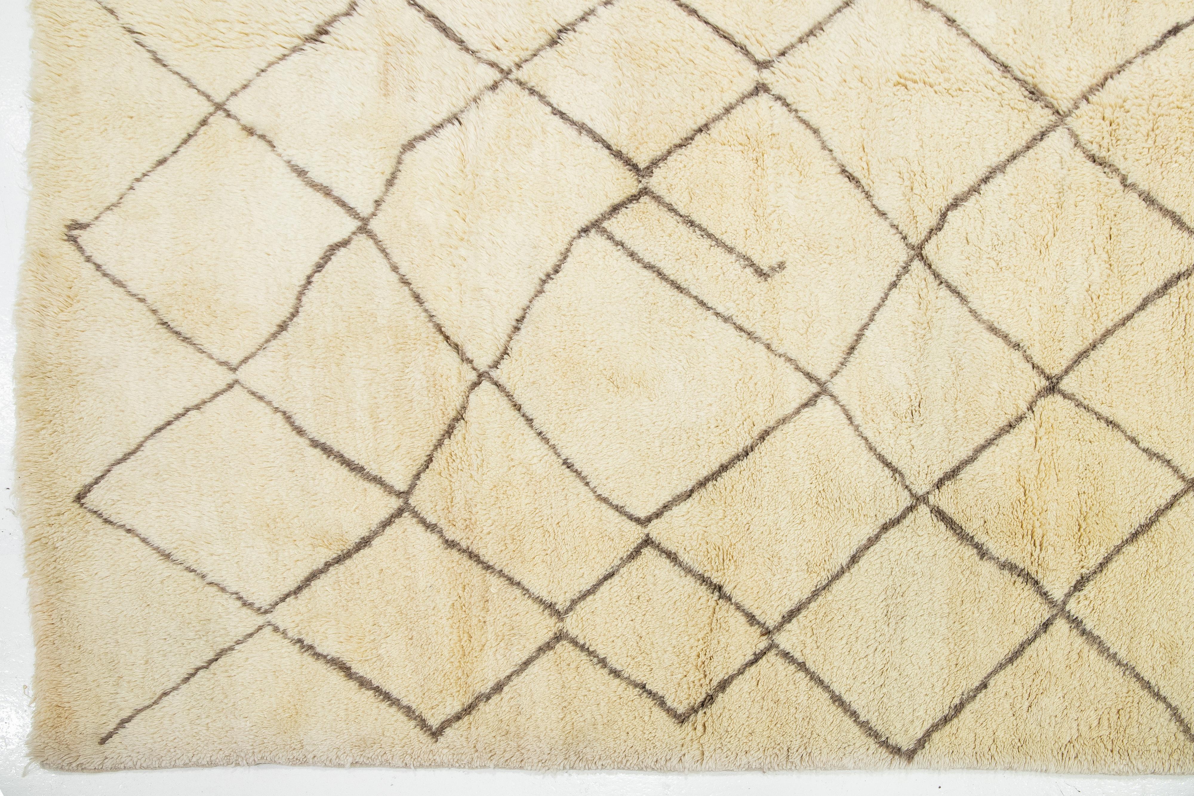 Moderner Oversize-Wollteppich im marokkanischen Stammesstil in Beige-Farbe im Angebot 1