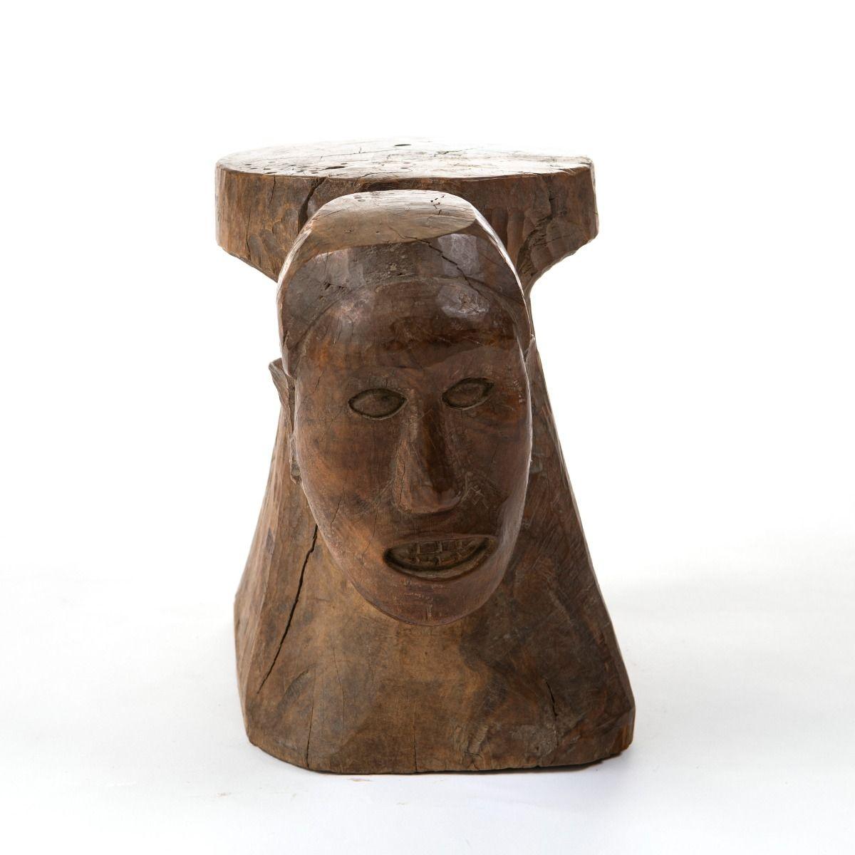 Taburete tribal filipino de madera tallada.
Pequeño taburete único fabricado con madera maciza de molave.
La parte frontal presenta una llamativa cabeza masculina tallada a mano, un destacado ejemplo del arte tribal tradicional de