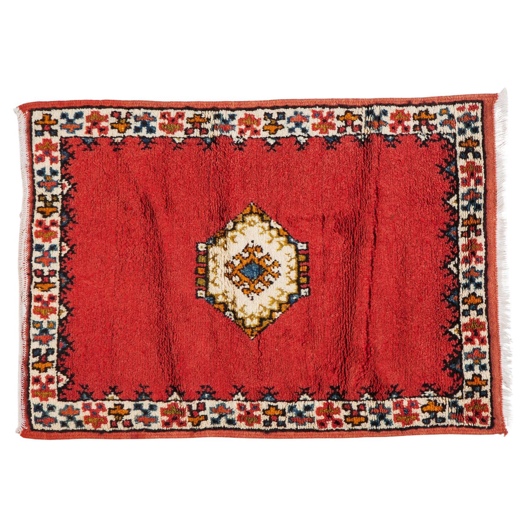 Tapis ou tapis marocain rouge tissé à la main avec motif de diamant