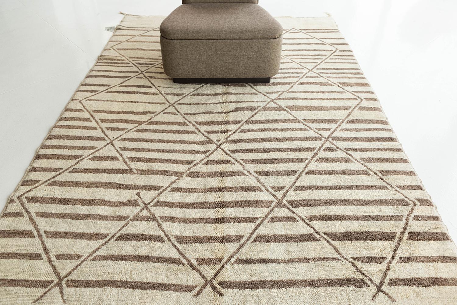 This beautiful tribal Moroccan rug exudes sophistication and charm. A ivory pile weave adorned with tan tribal elements makes for the perfect contemporary. This handwoven piece brings an exciting essence to any design space. 


Rug Number