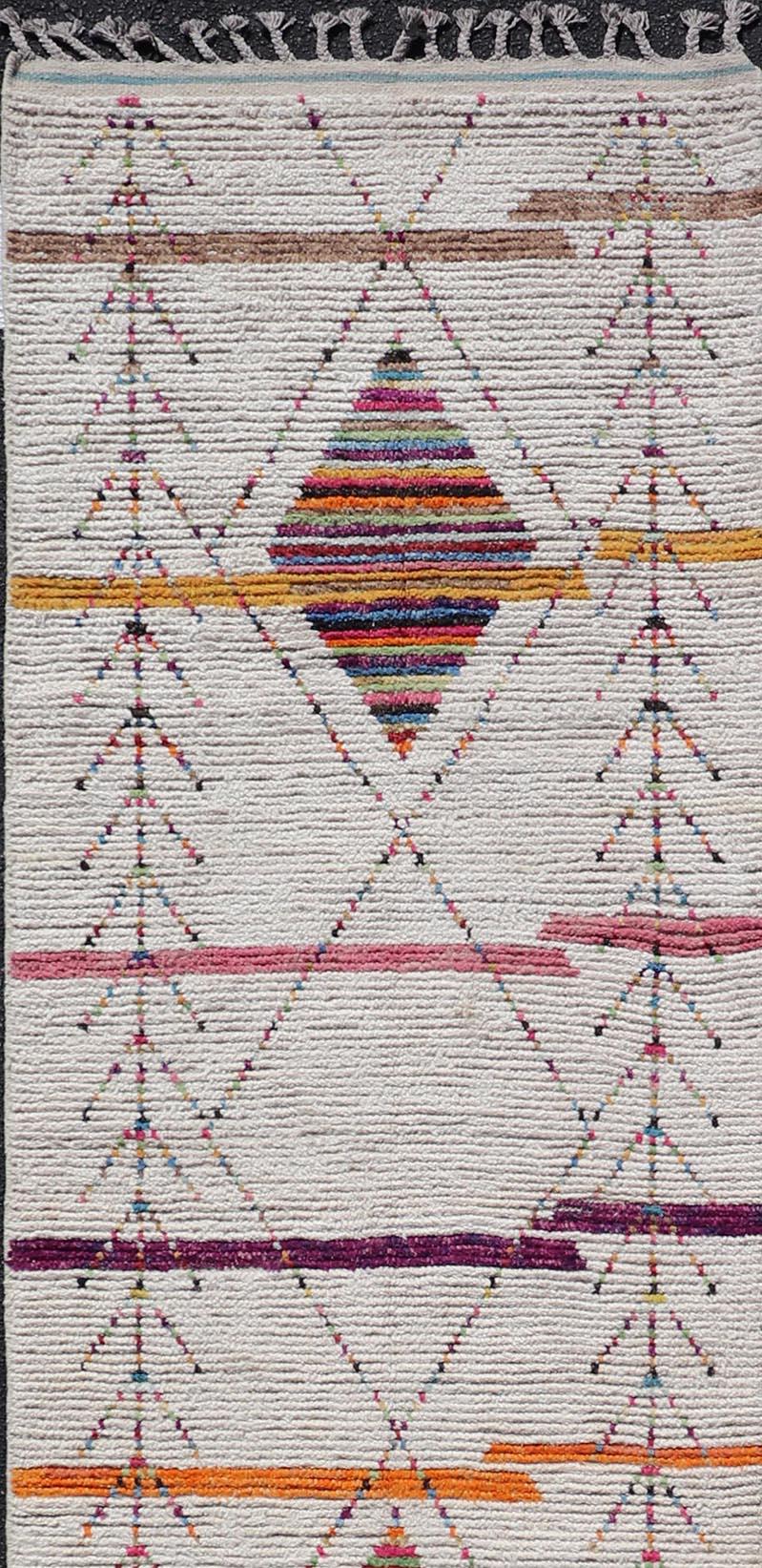Tribal Moroccan Runner in Wool with Geometric Diamond Design On A Ivory Field For Sale 4
