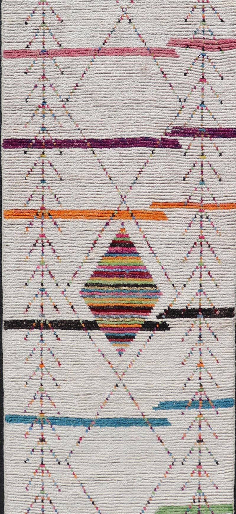 Tribal Moroccan Runner in Wool with Geometric Diamond Design On A Ivory Field For Sale 5