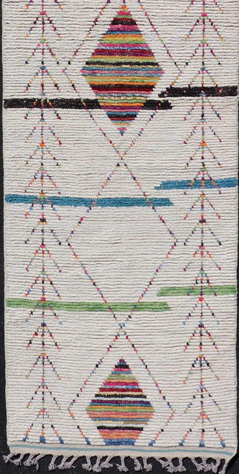 Tribal Moroccan Runner in Wool with Geometric Diamond Design On A Ivory Field For Sale 6