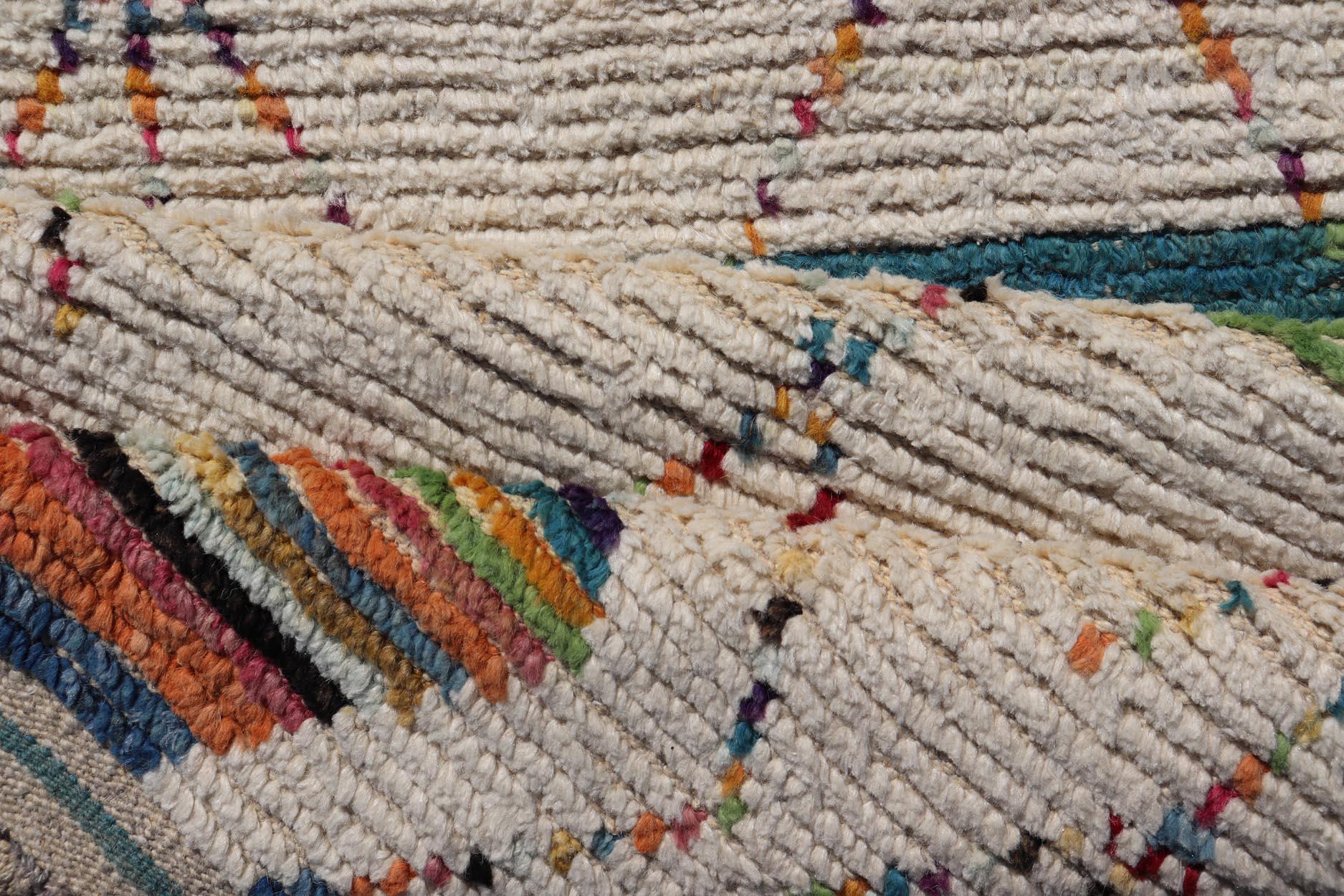 Tribal Moroccan Runner in Wool with Geometric Diamond Design On A Ivory Field For Sale 8