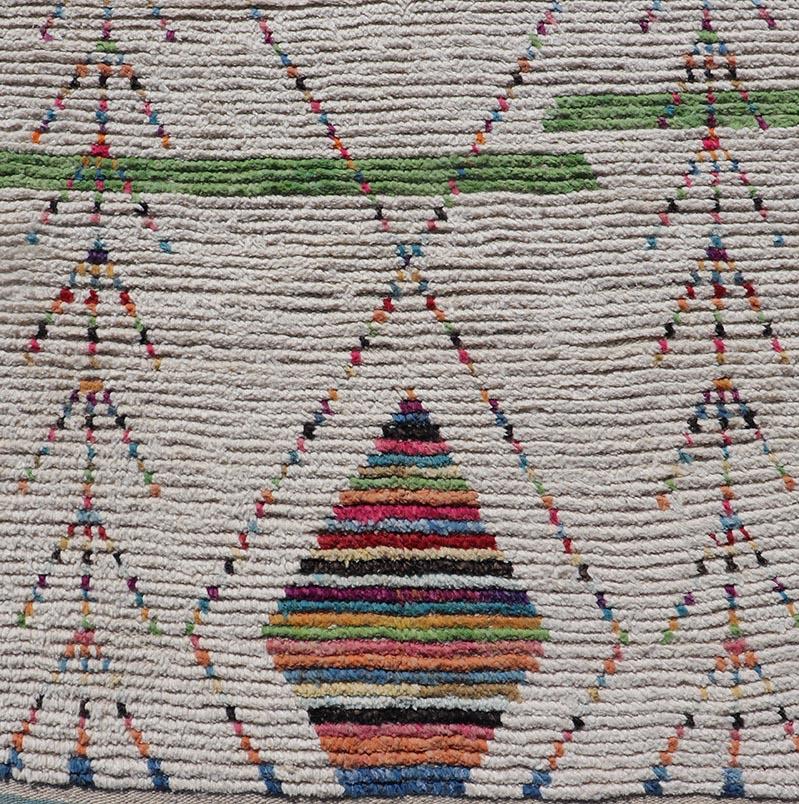 Tribal Moroccan Runner in Wool with Geometric Diamond Design On A Ivory Field In New Condition For Sale In Atlanta, GA