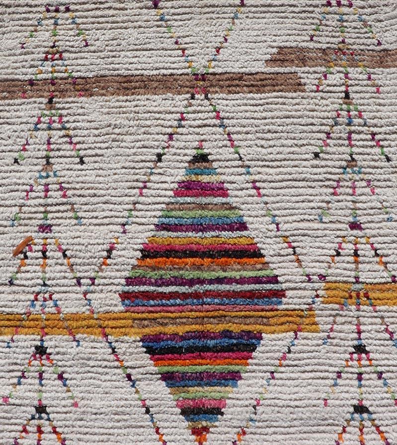 Tribal Moroccan Runner in Wool with Geometric Diamond Design On A Ivory Field For Sale 1