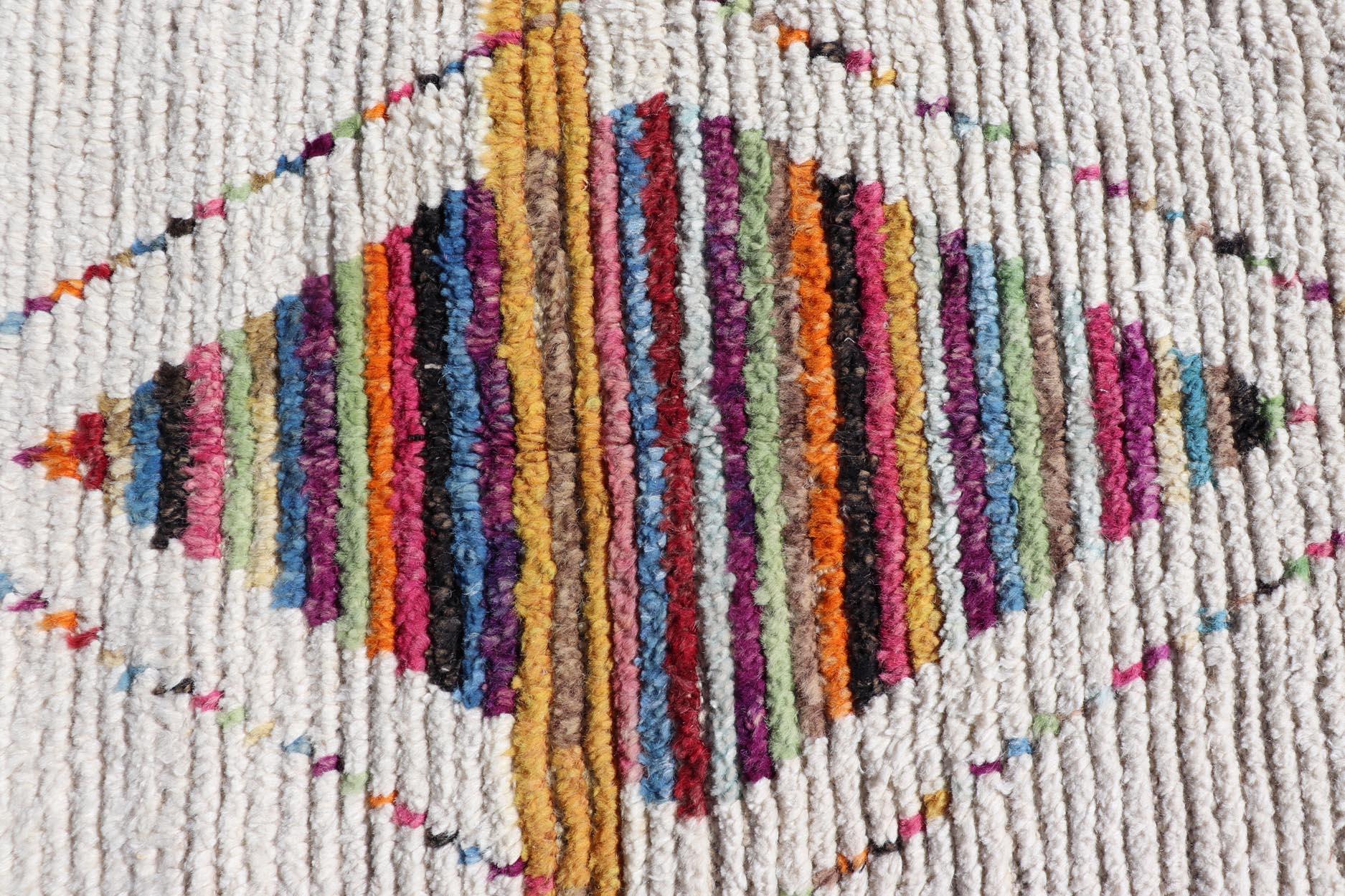 Tribal Moroccan Runner in Wool with Geometric Diamond Design On A Ivory Field For Sale 2