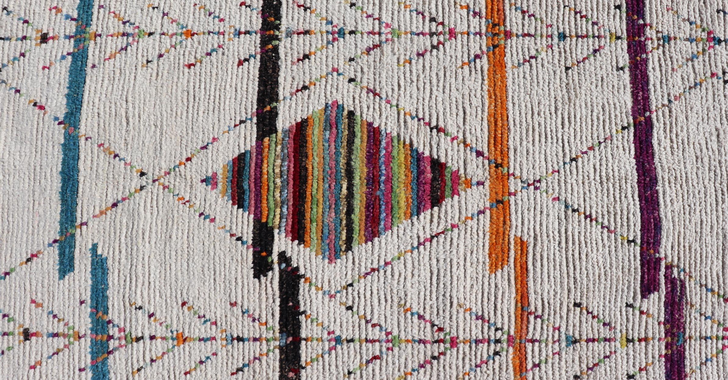 Tribal Moroccan Runner in Wool with Geometric Diamond Design On A Ivory Field For Sale 3