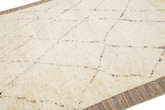 Moderner marokkanischer Wollteppich im Stammesstil mit natürlichem beigefarbenem Feld