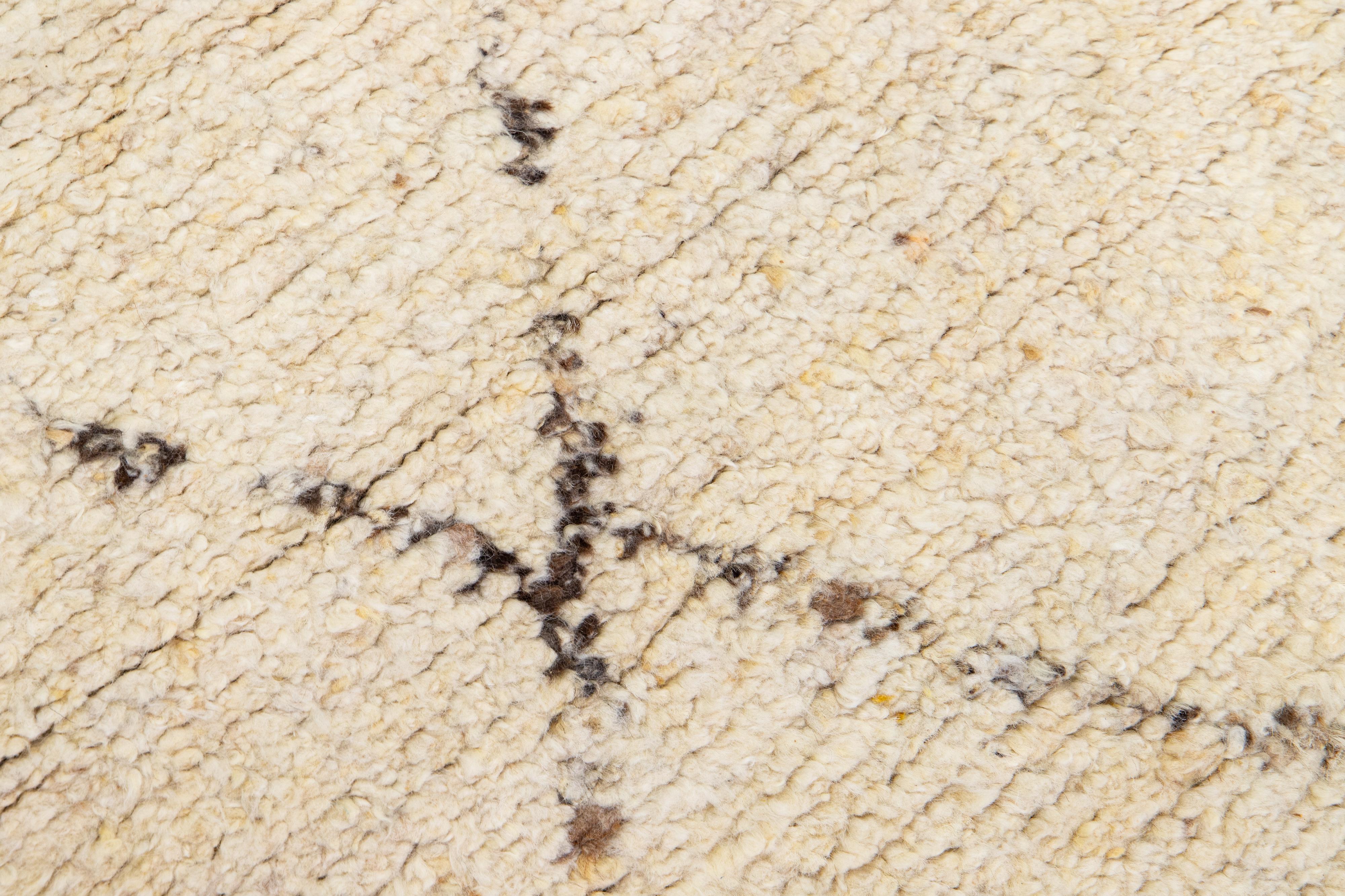 Moderner marokkanischer Wollteppich im Stammesstil mit natürlichem beigefarbenem Feld (21. Jahrhundert und zeitgenössisch) im Angebot