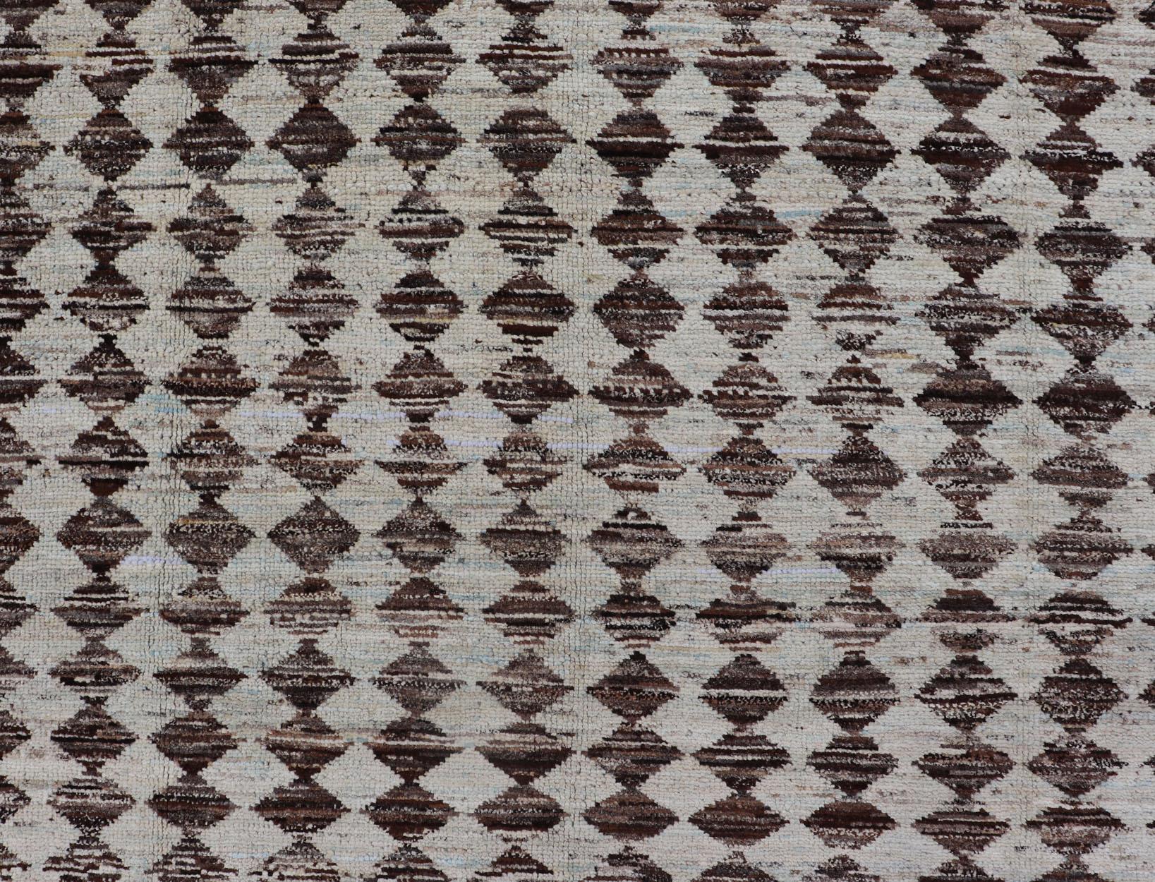 Wool Tribal Moroccan with Intricate Diamond Pattern in White and Brown Tones For Sale