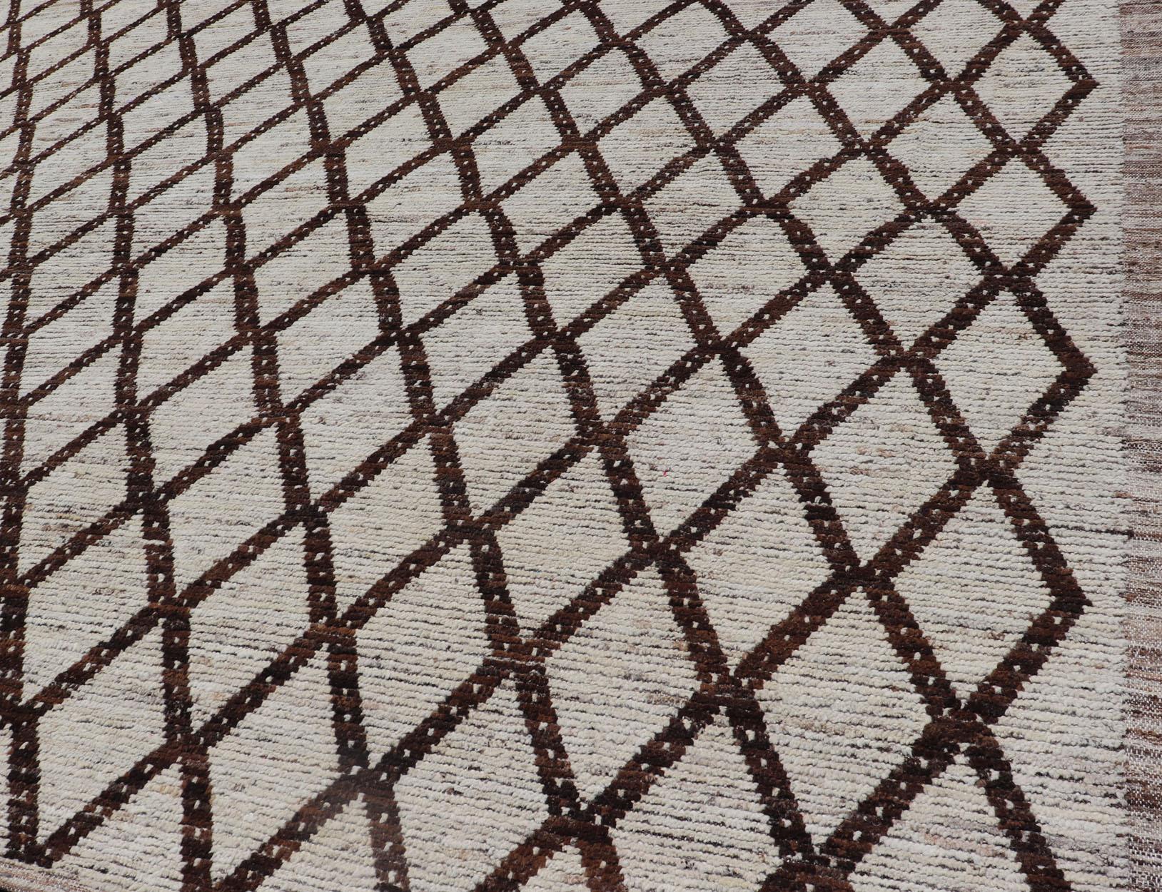 Marokkanischer Stammeskunst-Teppich von Keivan Woven Arts mit kompliziertem Diamantmuster  im Angebot 2