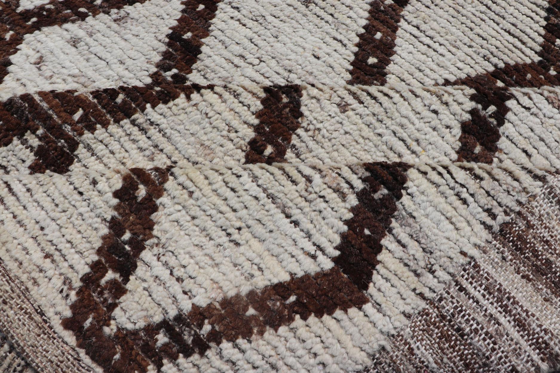 Marokkanischer Stammeskunst-Teppich von Keivan Woven Arts mit kompliziertem Diamantmuster  im Angebot 4
