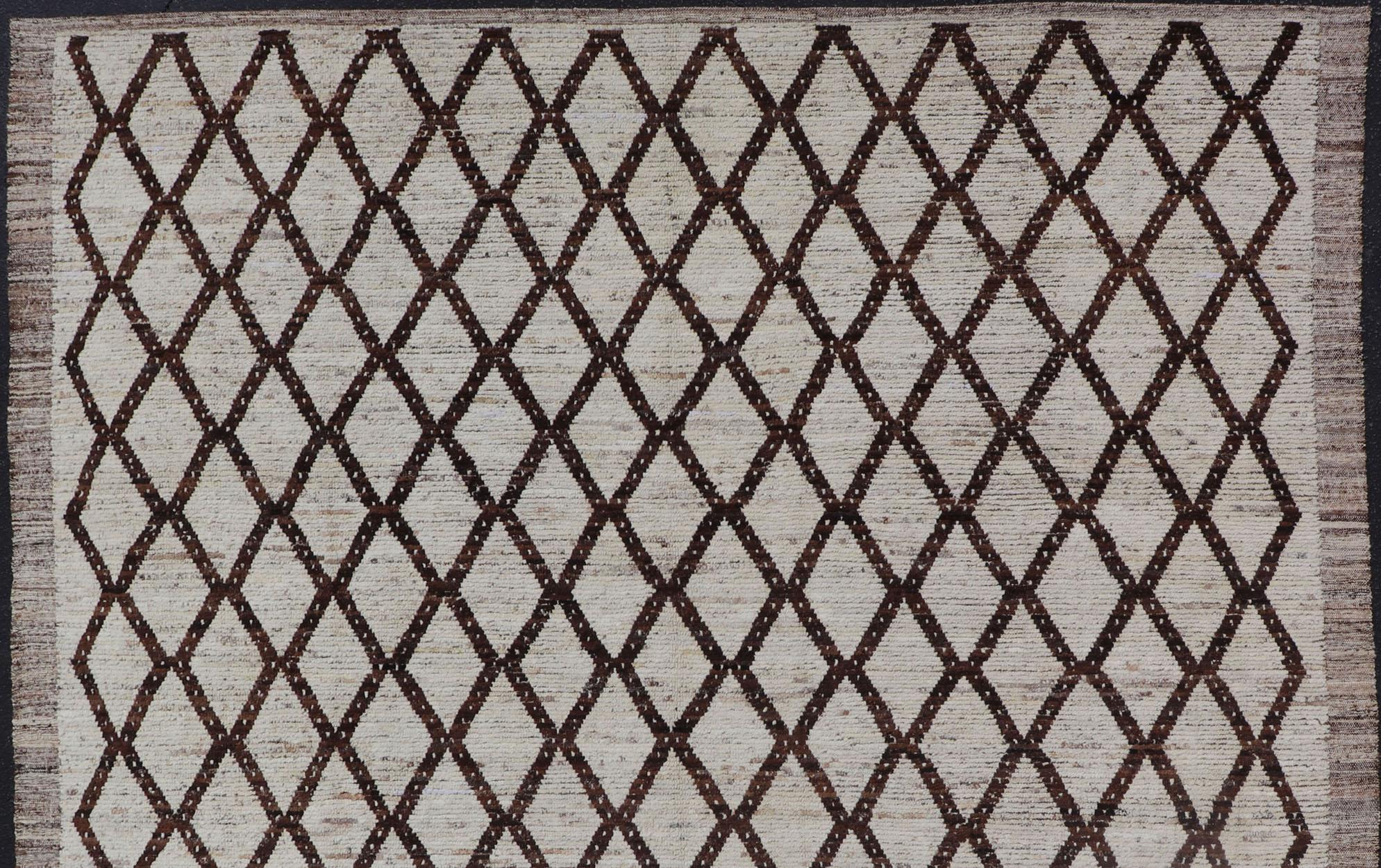 Cremefarbener und brauner Teppich mit modernem, lässigem Design und natürlicher Wolle.  Keivan Woven Arts / Teppich AFG-31889, Herkunftsland / Art: Afghanistan / Modern,
Maße: 9'2 x 11'4.
Das klassische marokkanische Design dieses modernen, lässigen