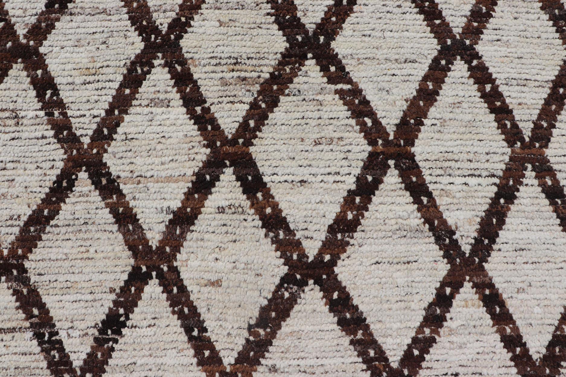 Marokkanischer Stammeskunst-Teppich von Keivan Woven Arts mit kompliziertem Diamantmuster  (Handgeknüpft) im Angebot