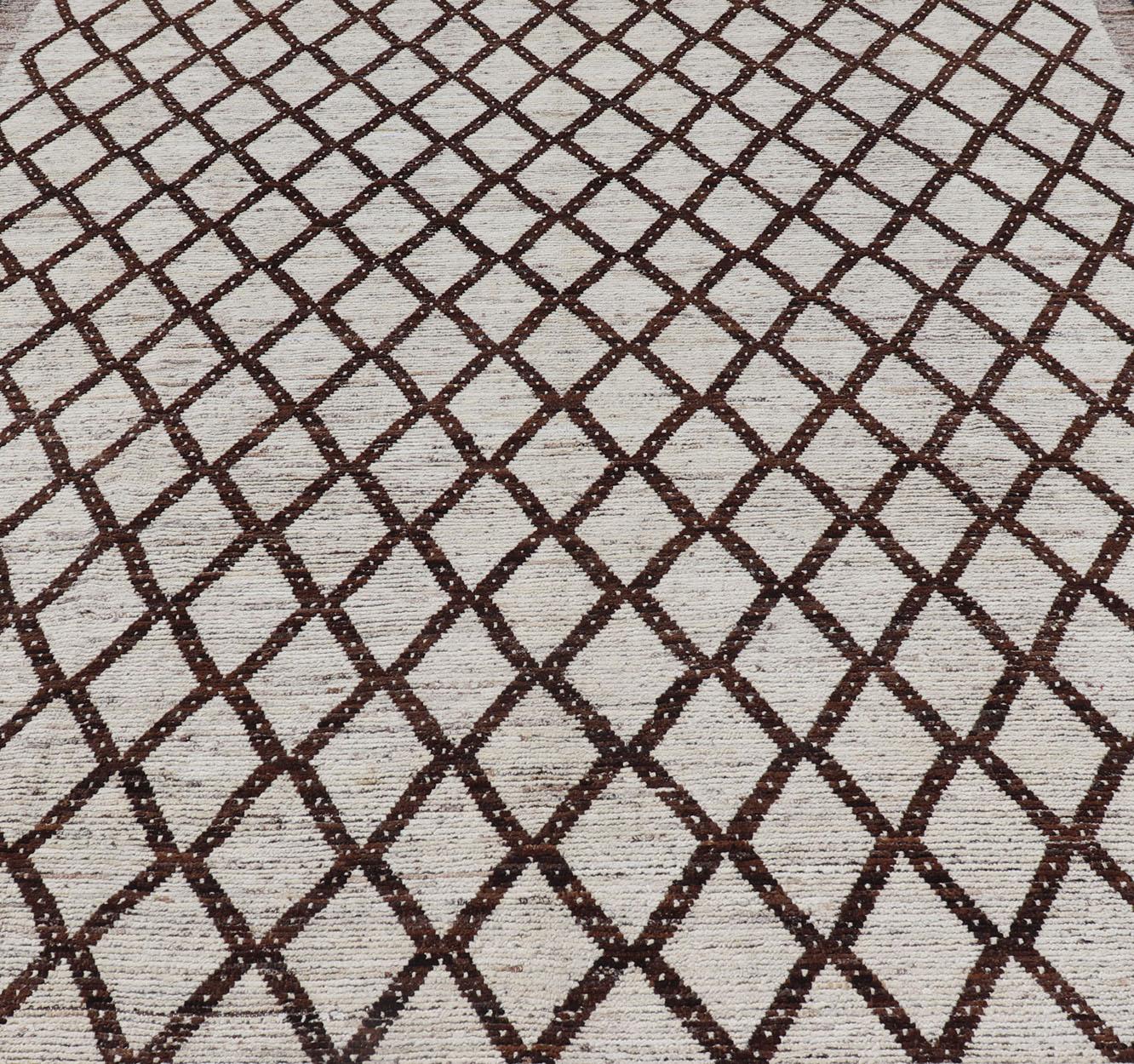 Marokkanischer Stammeskunst-Teppich von Keivan Woven Arts mit kompliziertem Diamantmuster  im Zustand „Hervorragend“ im Angebot in Atlanta, GA