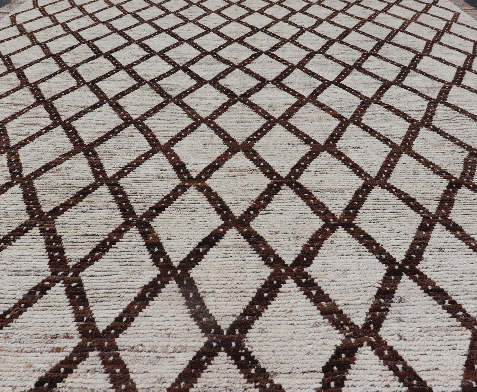 Marokkanischer Stammeskunst-Teppich von Keivan Woven Arts mit kompliziertem Diamantmuster  (21. Jahrhundert und zeitgenössisch) im Angebot