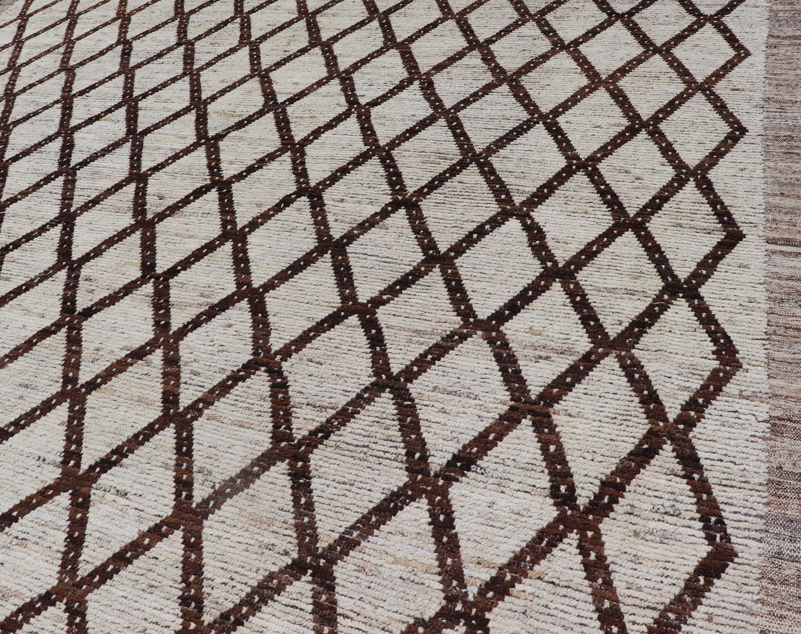 Marokkanischer Stammeskunst-Teppich von Keivan Woven Arts mit kompliziertem Diamantmuster  im Angebot 1