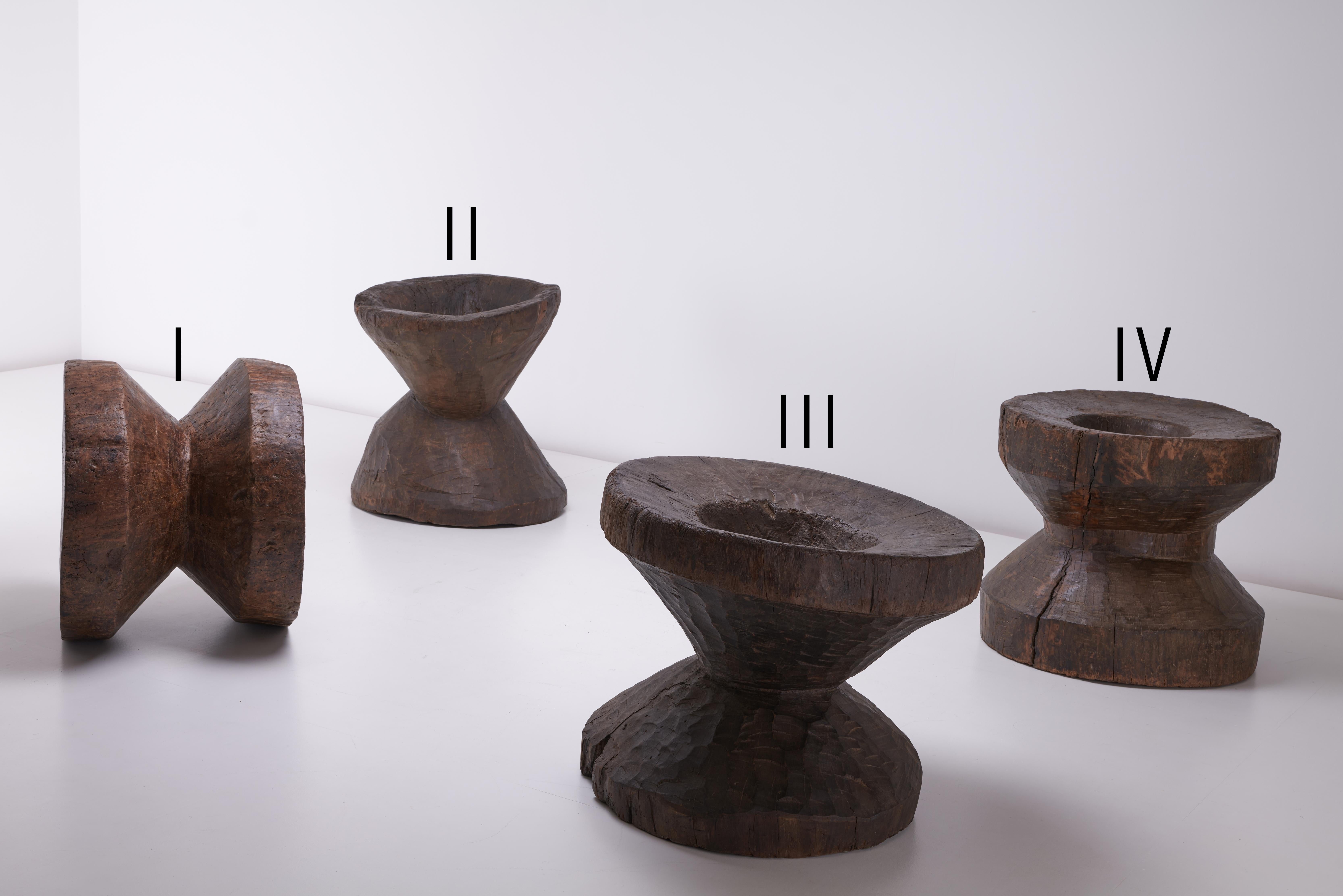 Un pezzo unico e raro di storia culturale, questi grandi mortai di riso provengono dalle aree tribali del Nagaland, in India, e risalgono agli inizi del XX secolo. Realizzato a mano in legno di conchiglia, questo mortaio riflette l'eccezionale