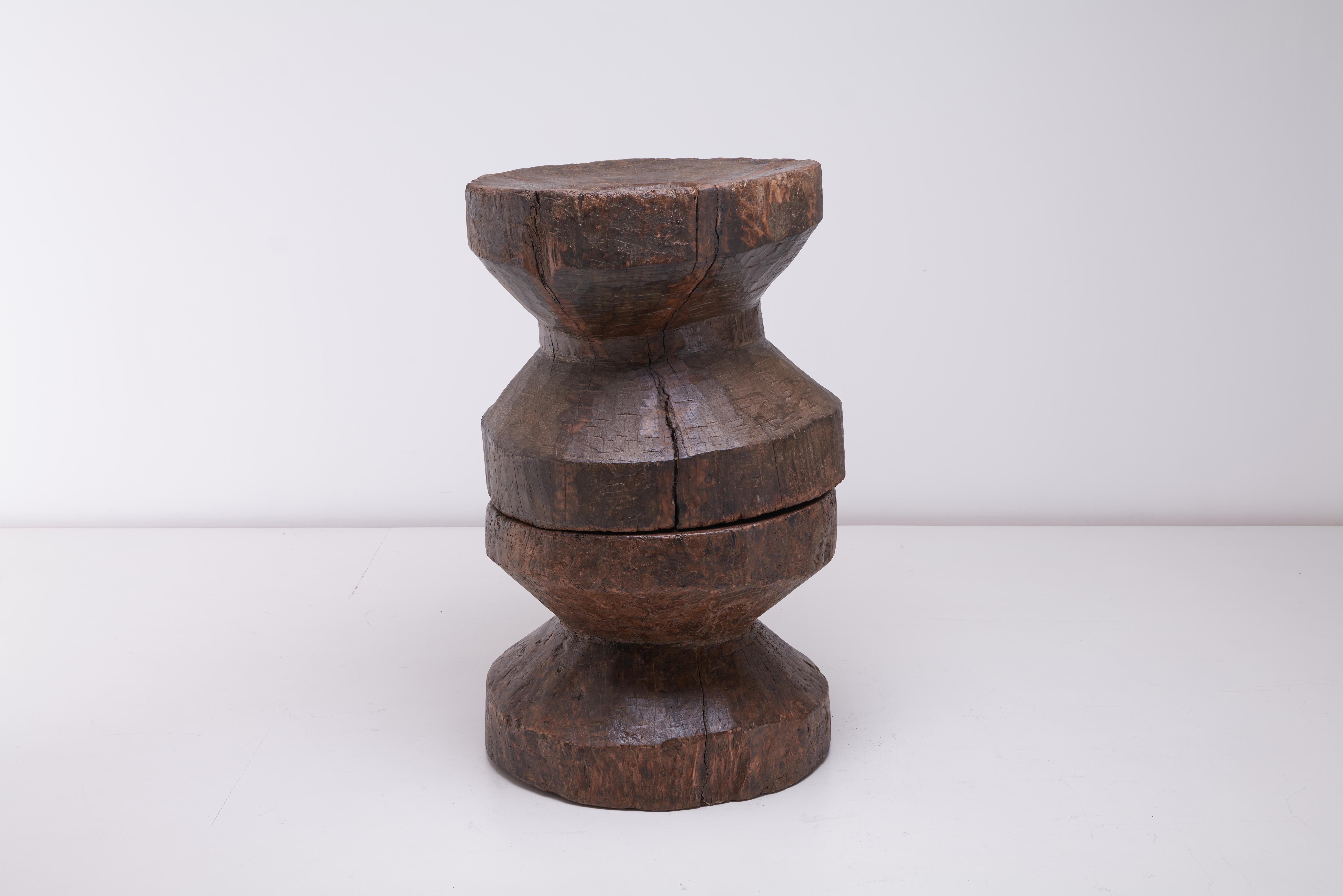Indiano Grande mortaio scultoreo in legno tribale dell'inizio del XX secolo proveniente dal Nagaland, India in vendita