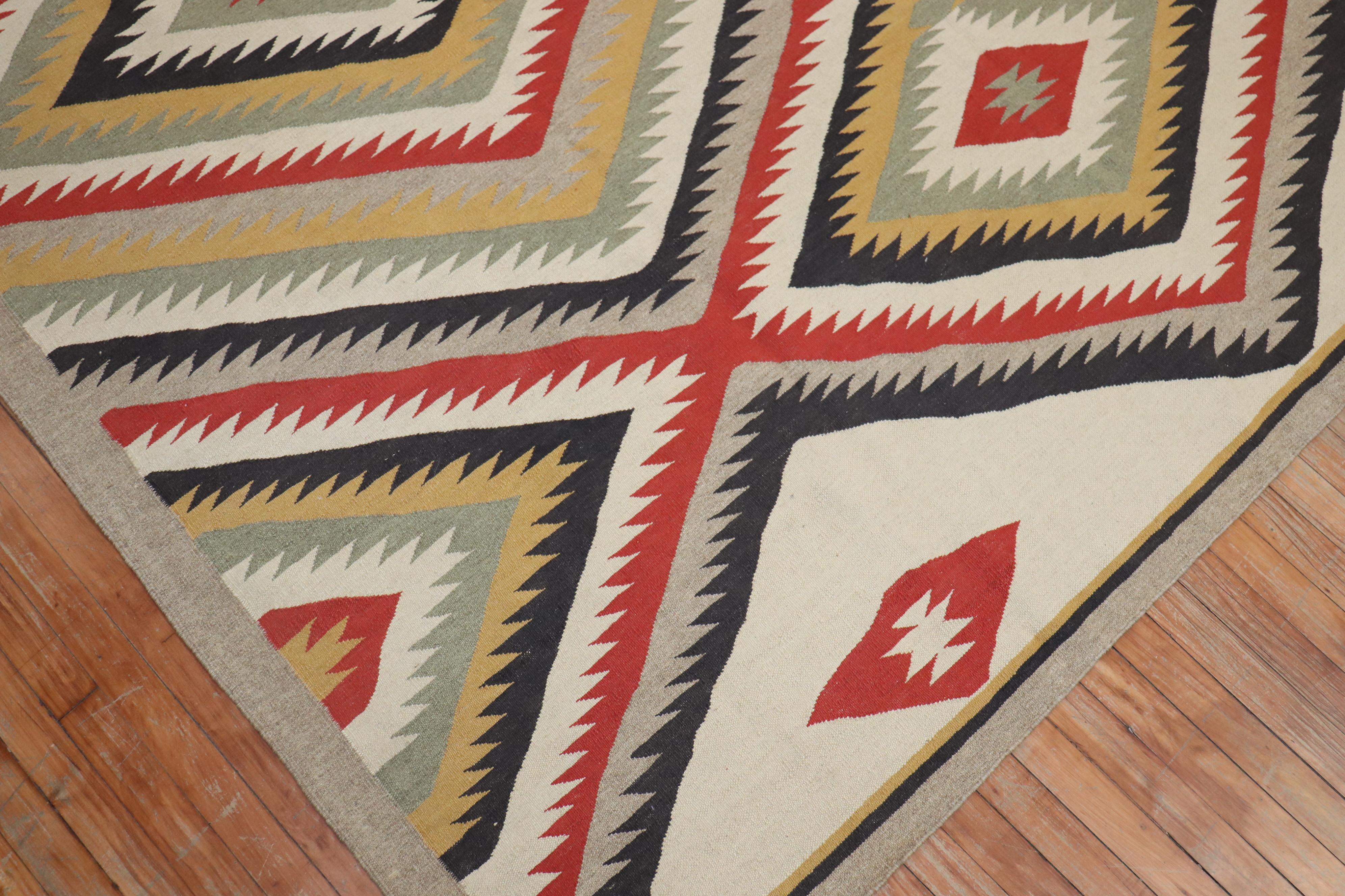 Perse Tapis tribal à motif Navajo, taille de pièce moderne du 21e siècle en vente