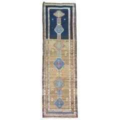 Tapis de couloir tribal persan primitif du Kurde camel bleu marine