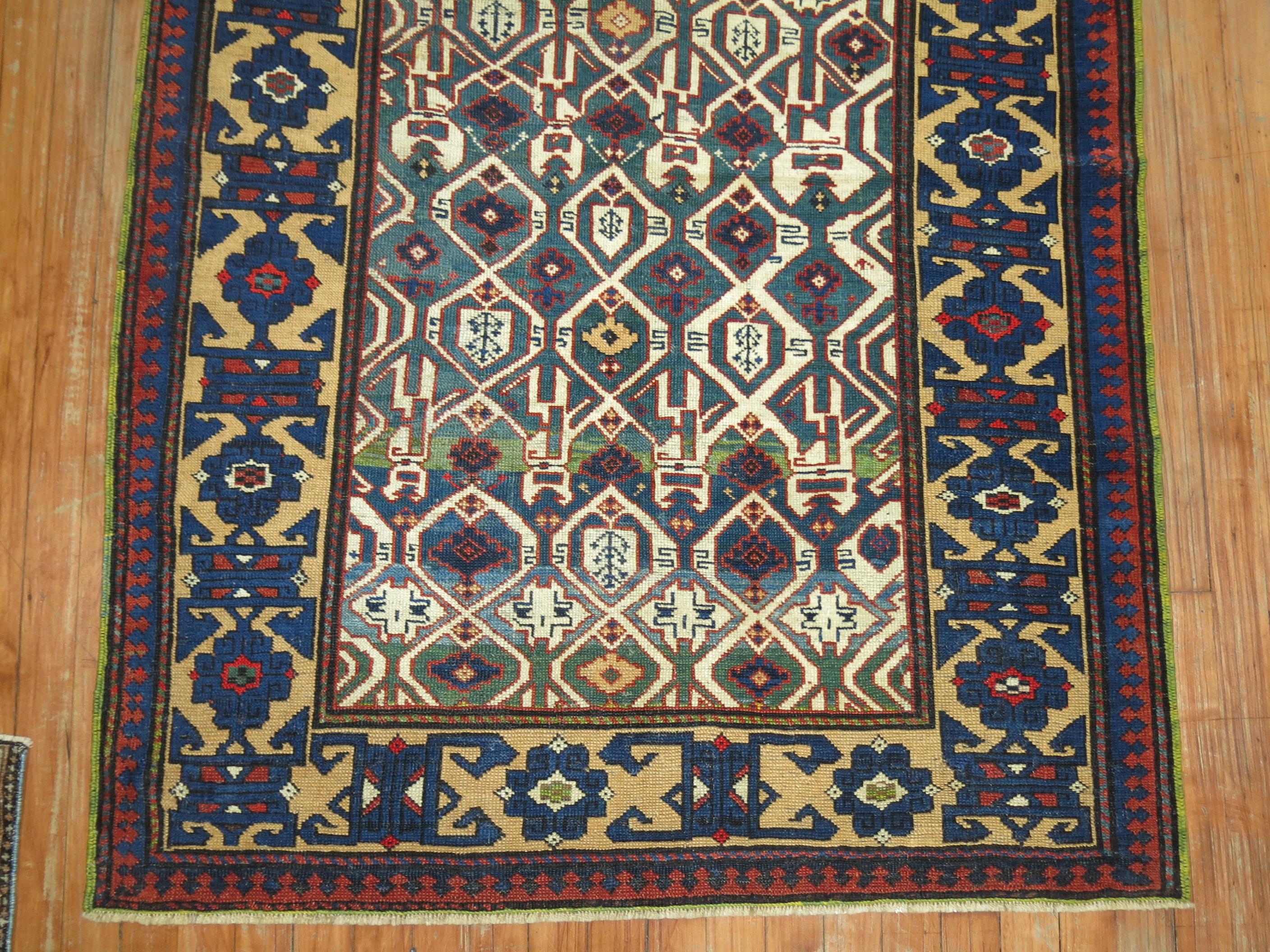 Ein kaukasischer Kuba-Teppich aus dem frühen 20. Jahrhundert mit einem geometrischen Muster in Grün und Blau

Maße: 3'7