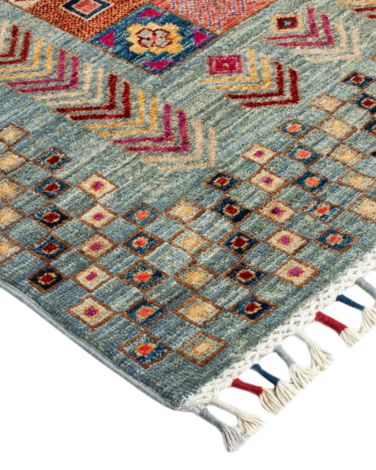 Die reiche Textiltradition Westafrikas inspirierte die Tribal-Kollektion der handgeknüpften Teppiche. Mit einer Mischung aus geometrischen Motiven in Farben von erdig bis lebhaft bringen diese Teppiche Energie und eine weiche Struktur in jeden Raum.