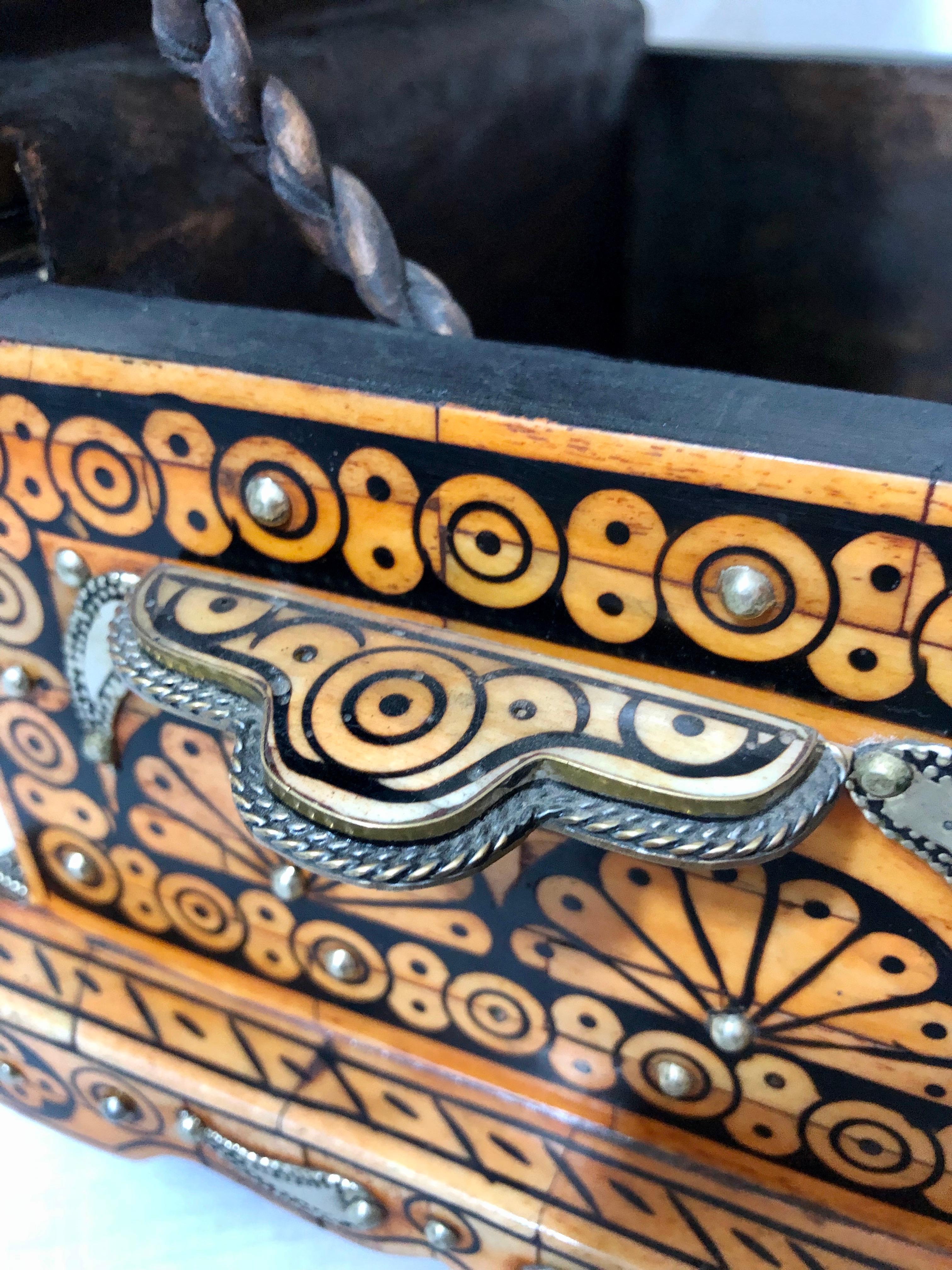 Coffre ou boîte à bijoux marocain incrusté d'os Boho Chic avec incrustation en laiton en vente 3