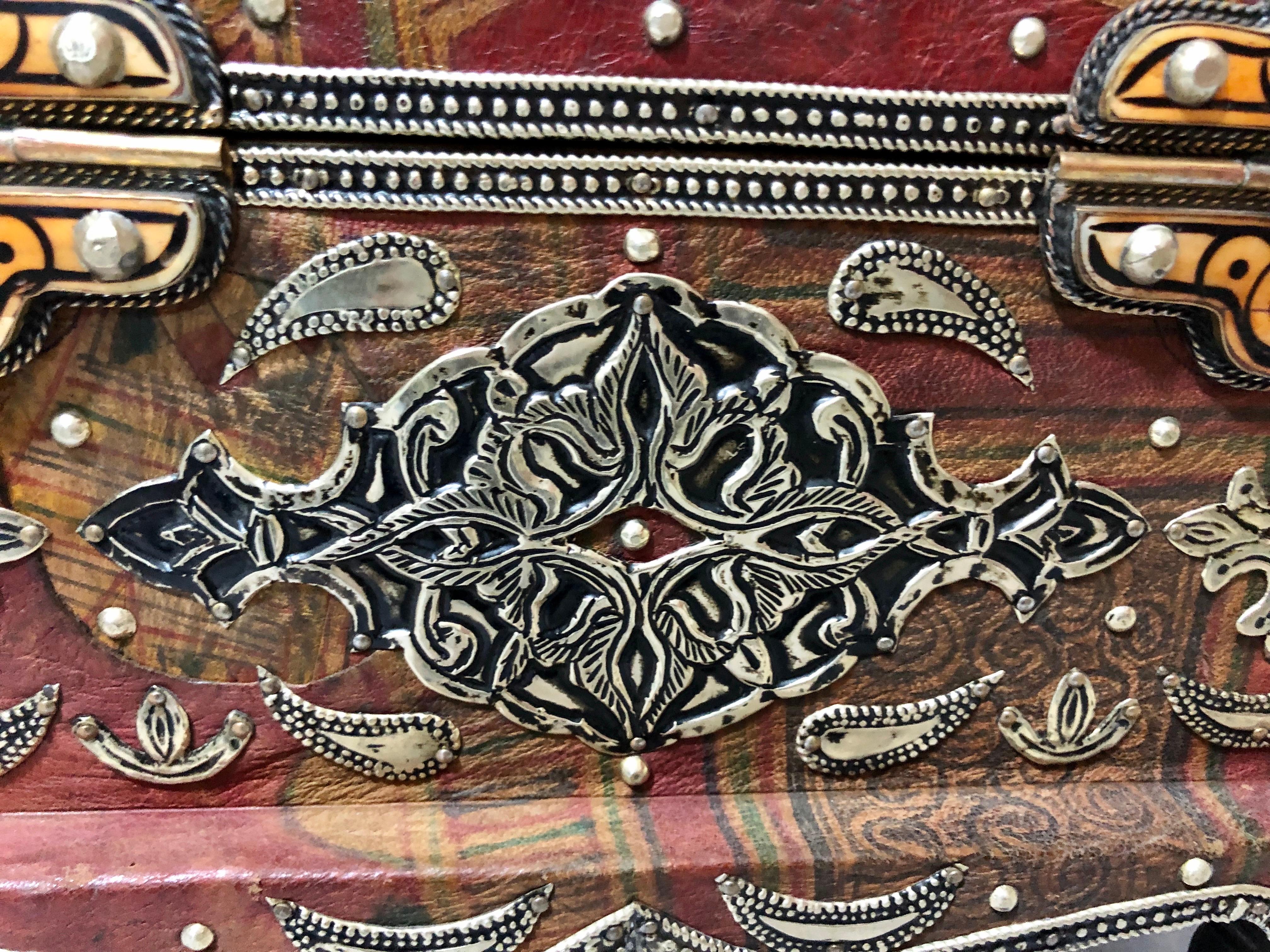Coffre ou boîte à bijoux marocain incrusté d'os Boho Chic avec incrustation en laiton en vente 7