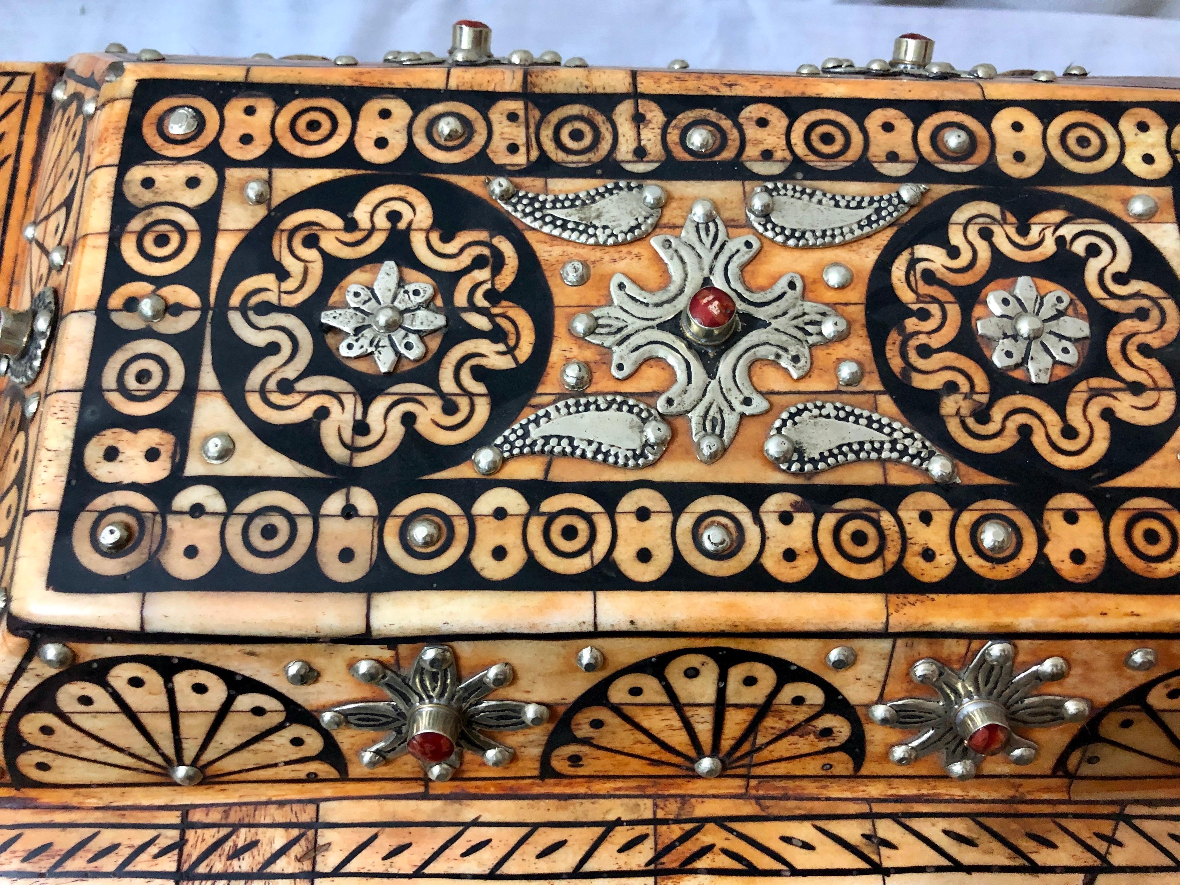 Marocain Coffre ou boîte à bijoux marocain incrusté d'os Boho Chic avec incrustation en laiton en vente
