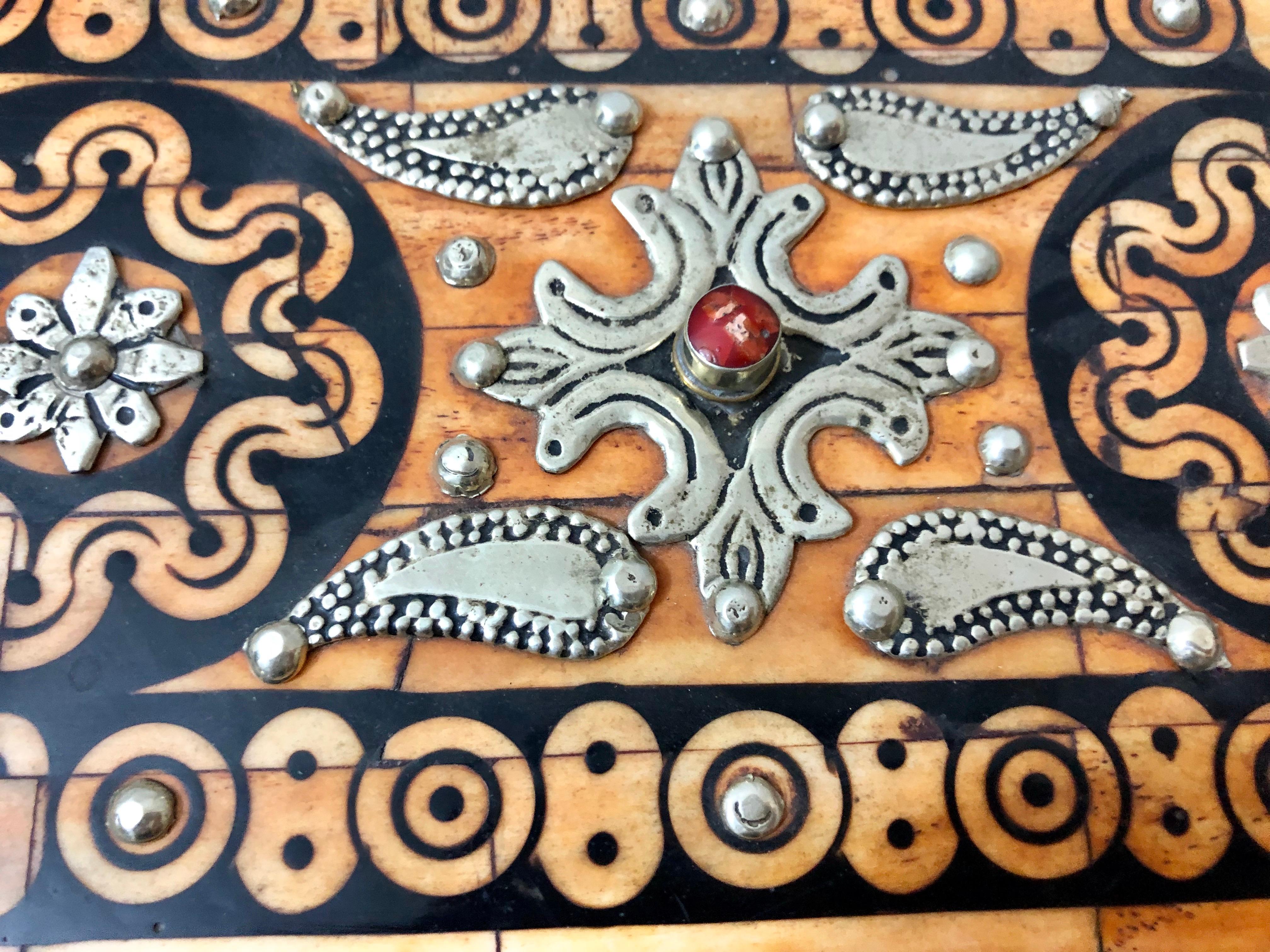 Coffre ou boîte à bijoux marocain incrusté d'os Boho Chic avec incrustation en laiton Bon état - En vente à Plainview, NY