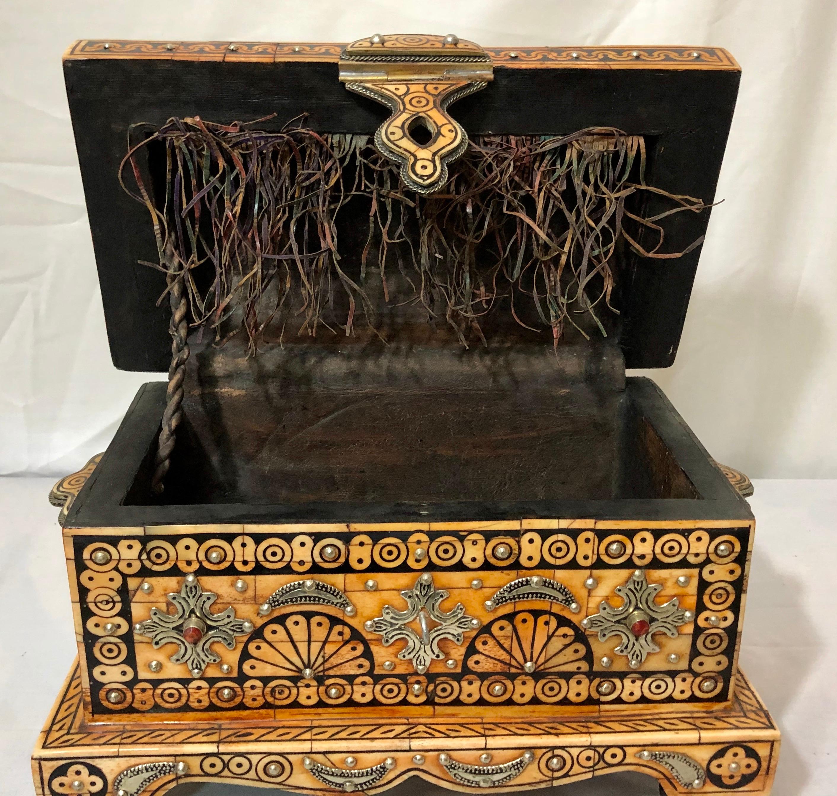 Fin du 20e siècle Coffre ou boîte à bijoux marocain incrusté d'os Boho Chic avec incrustation en laiton en vente