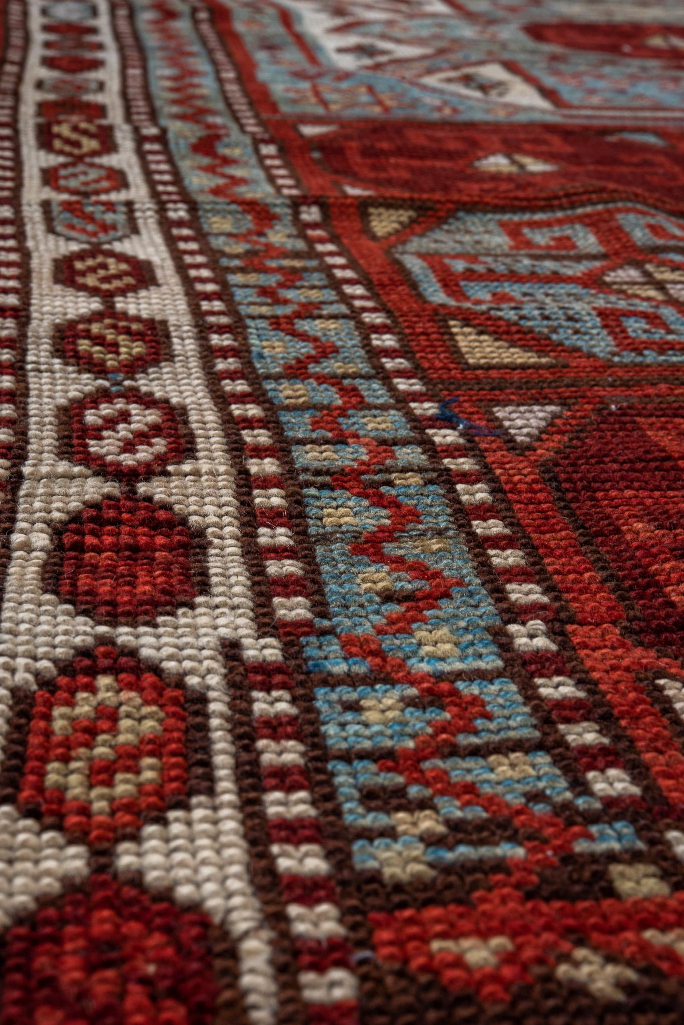 Lana Runner Anatolian con motivo tribale in rosso sangue di pesce in vendita