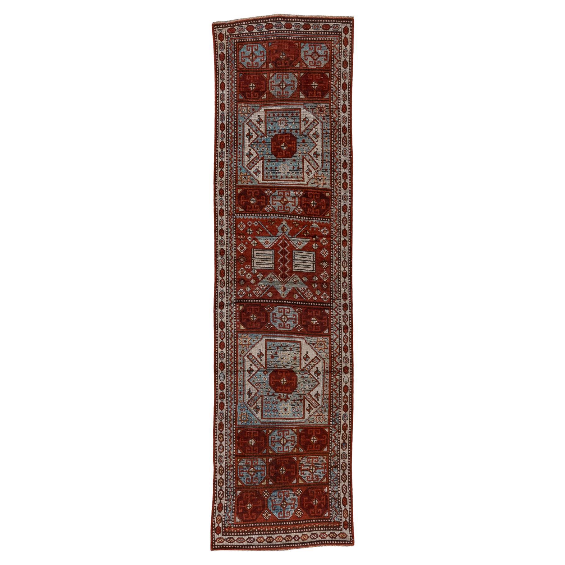 Runner Anatolian con motivo tribale in rosso sangue di pesce in vendita