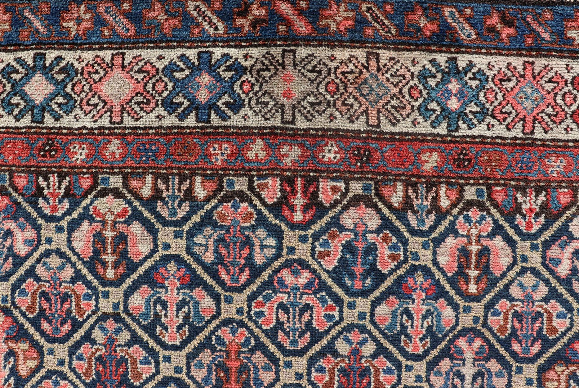 Antiker persischer Stammeskunst- Hamedan-Teppich in Blau, Rot, Braun und Elfenbein im Angebot 3