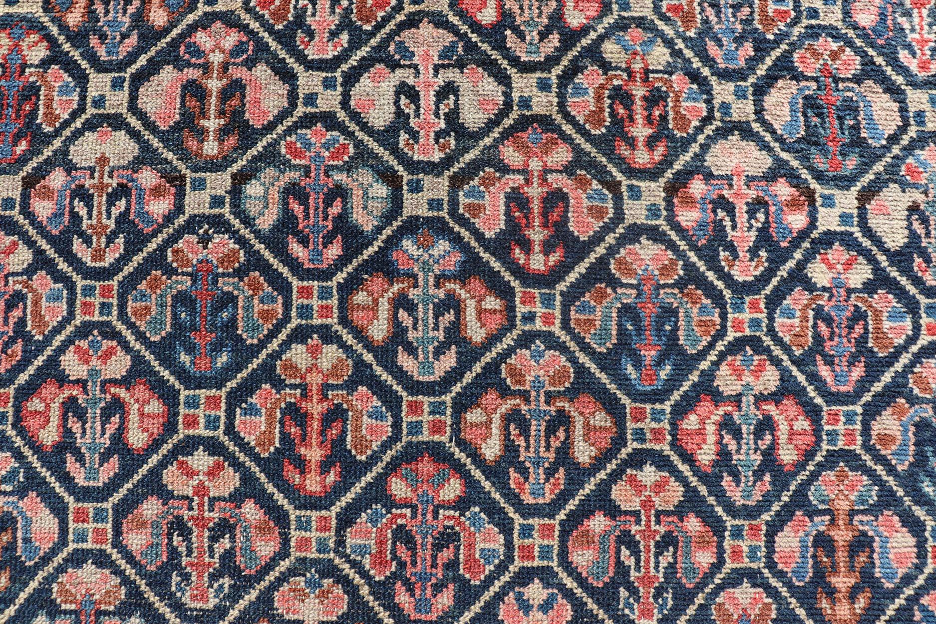 Antiker persischer Stammeskunst- Hamedan-Teppich in Blau, Rot, Braun und Elfenbein im Angebot 4