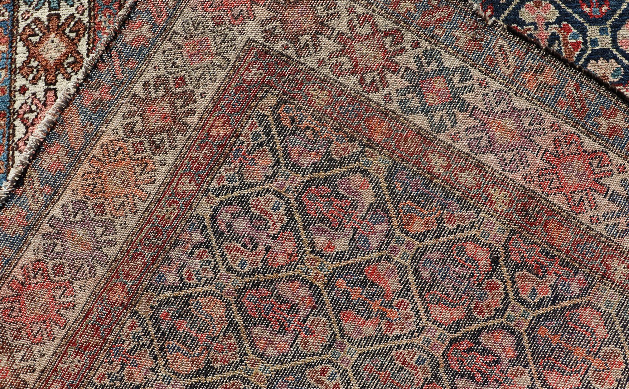 Antiker persischer Stammeskunst- Hamedan-Teppich in Blau, Rot, Braun und Elfenbein im Angebot 5