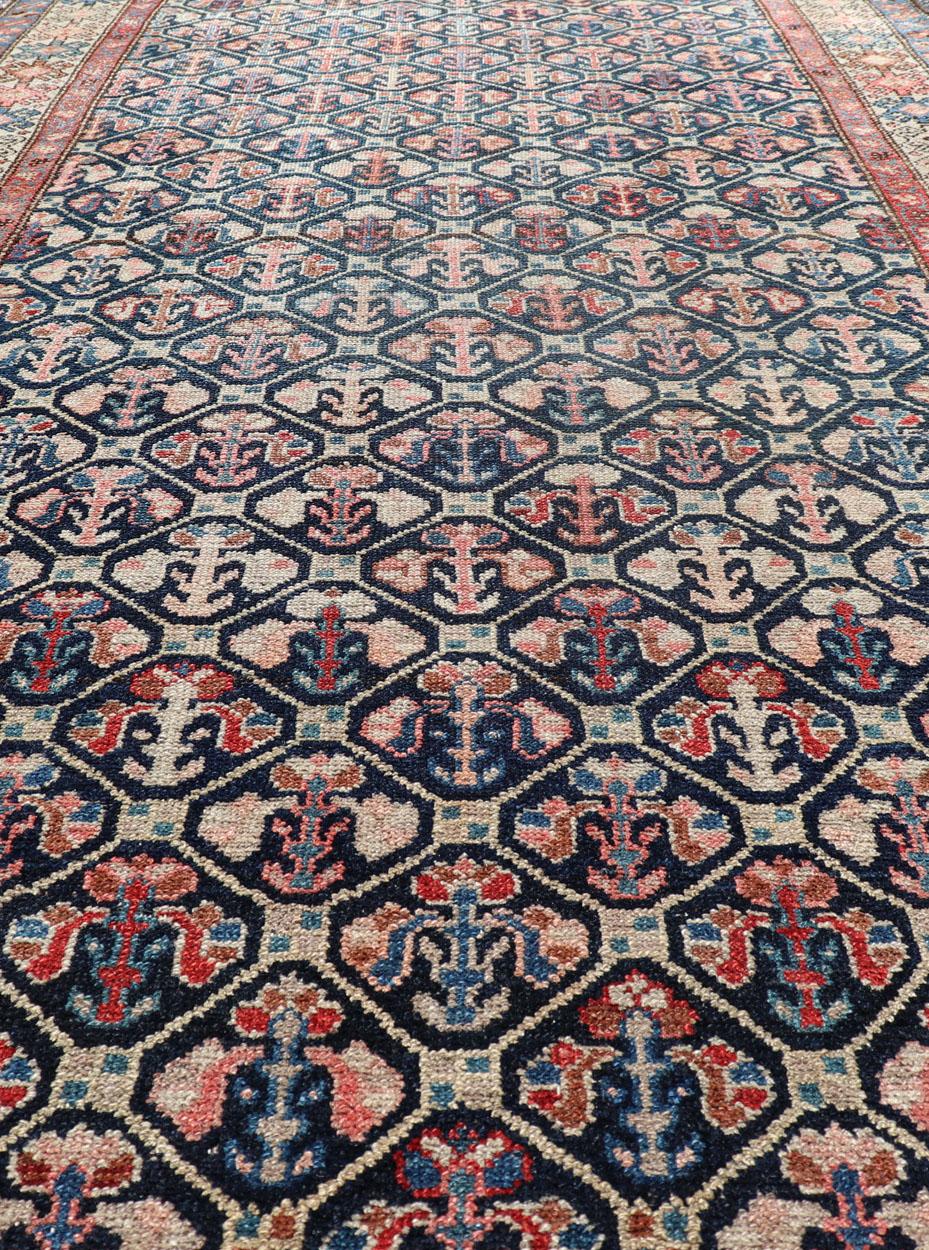 Antiker persischer Stammeskunst- Hamedan-Teppich in Blau, Rot, Braun und Elfenbein im Angebot 1
