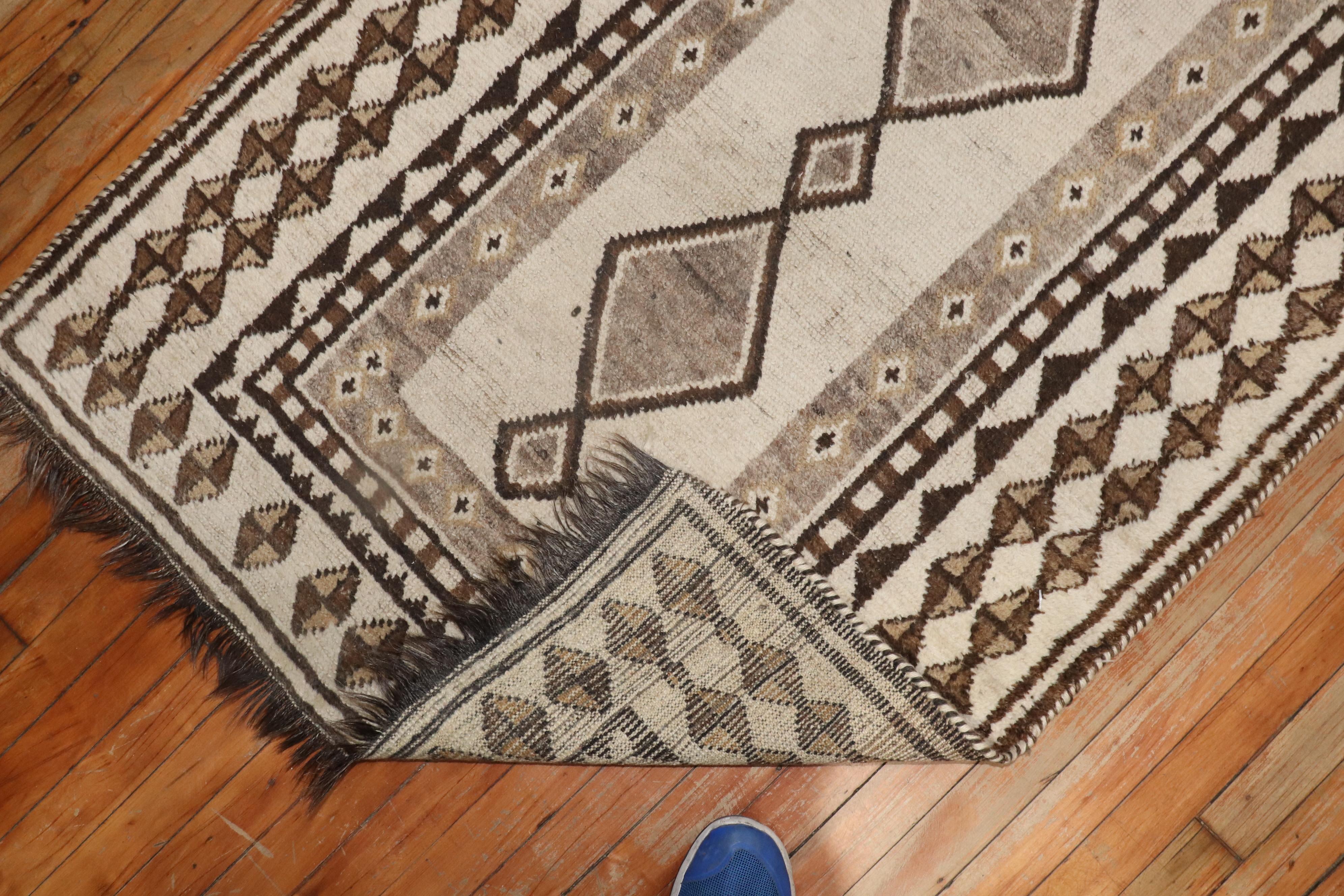 Mitte des 20. Jahrhunderts Tribal Persian Gabbeh kleiner Läufer in weiß, grau und braun.

Maße: 3'3'' x 6'5''.